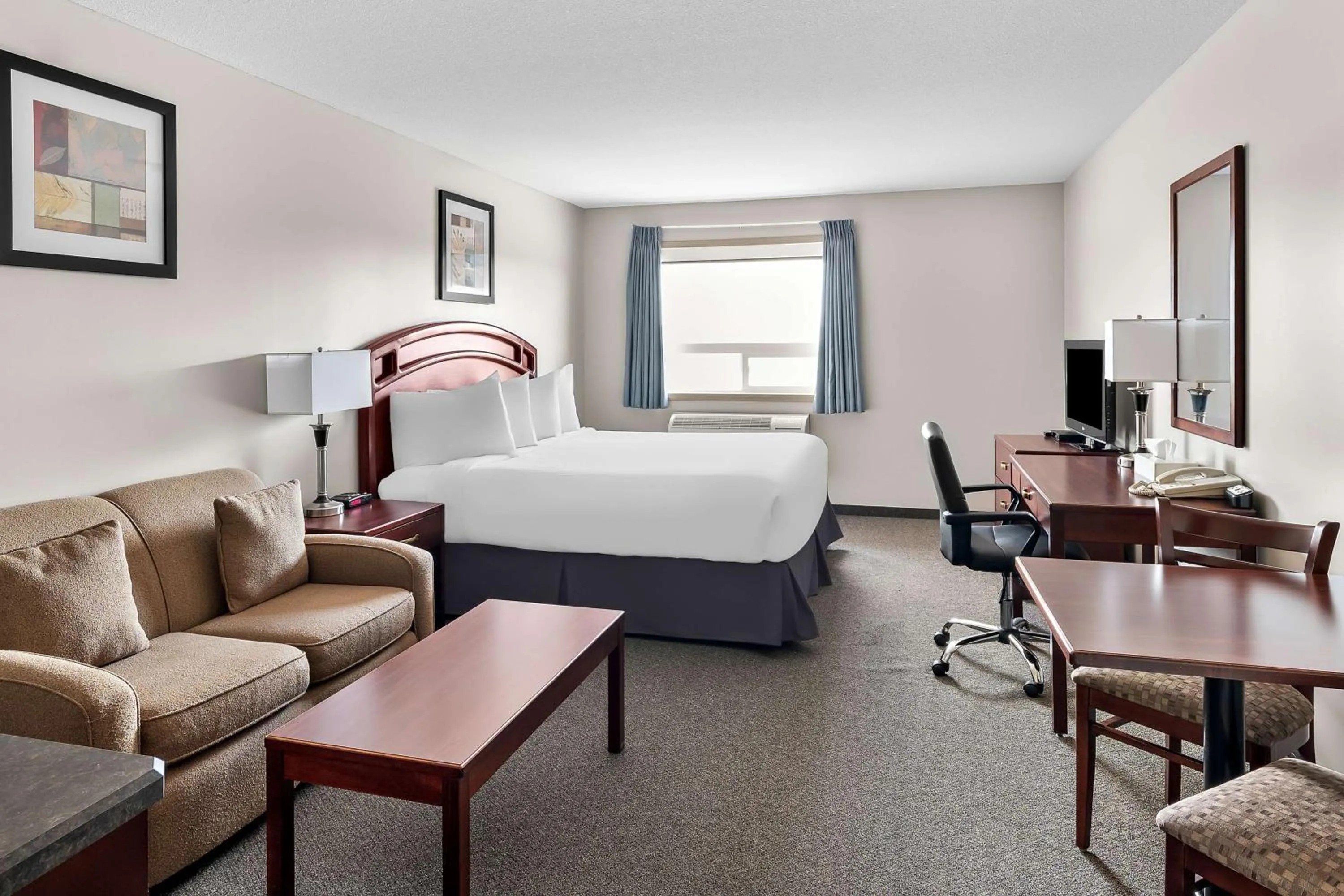 Bedroom, Bed in SureStay Plus Hotel by Best Western Hardisty