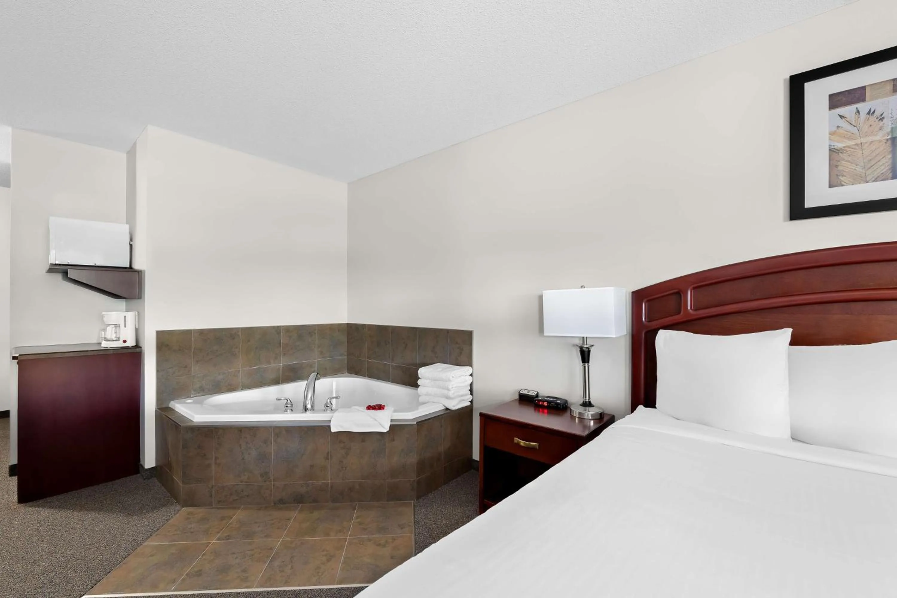 Photo of the whole room, Bed in SureStay Plus Hotel by Best Western Hardisty