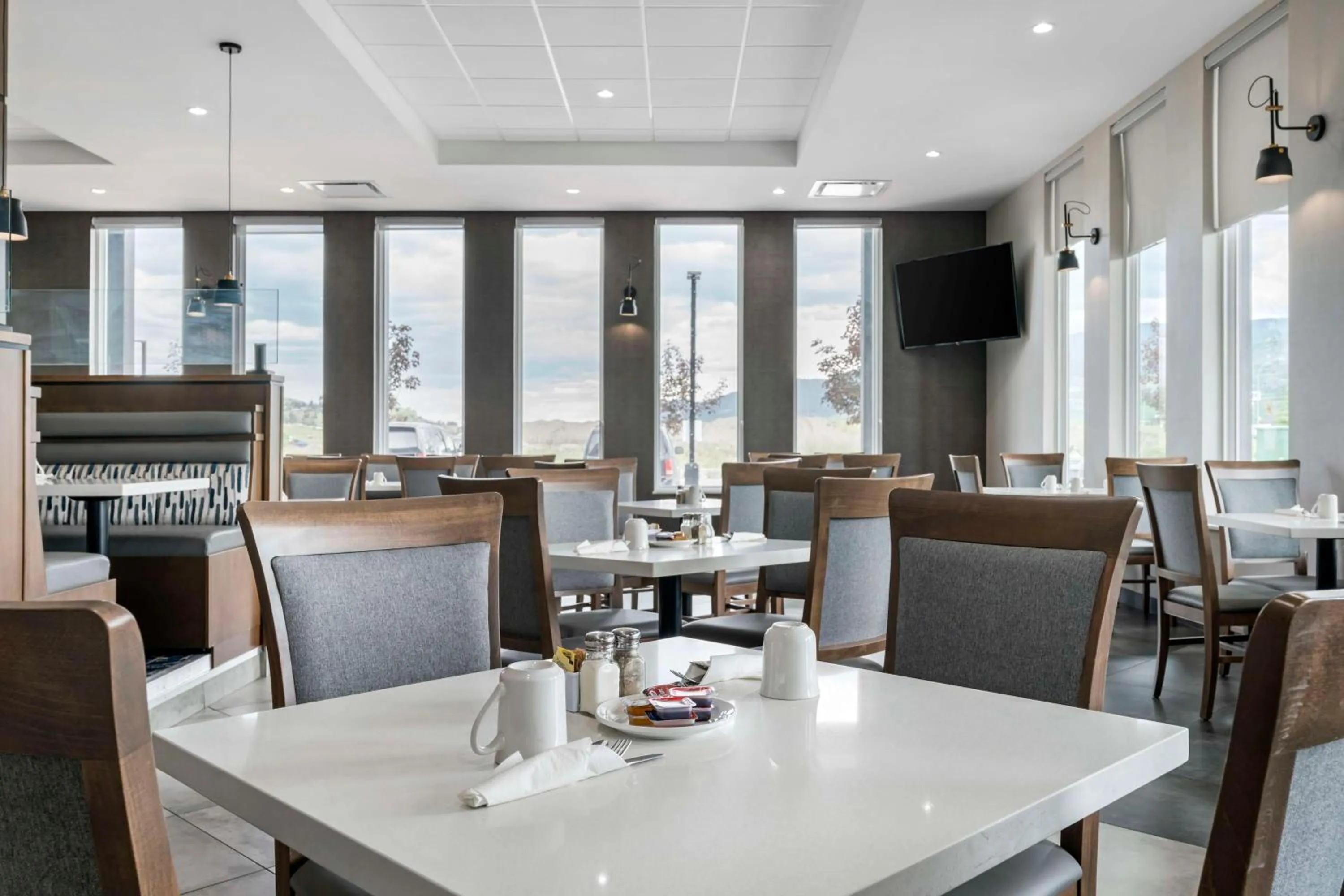 Breakfast in Best Western Premier Route 97 Vernon