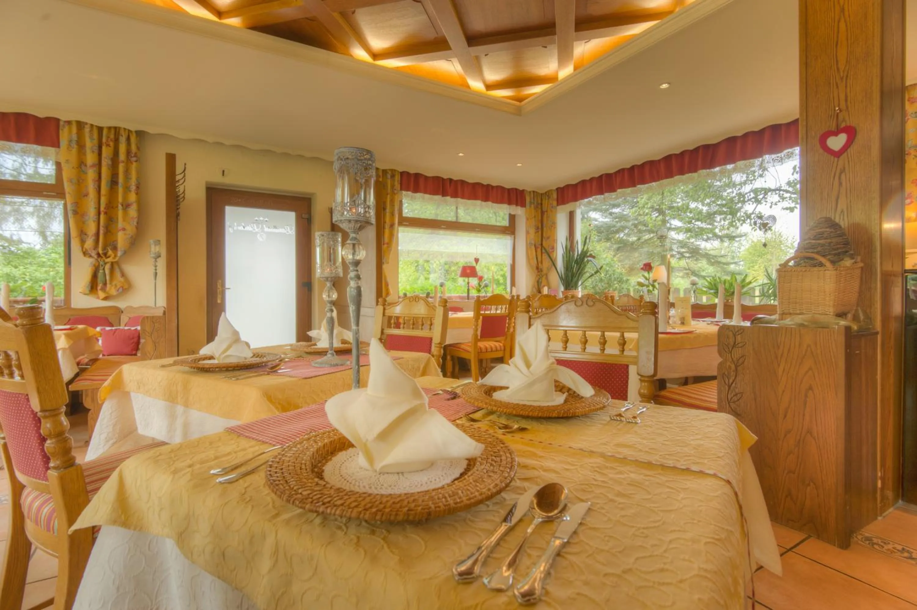 Restaurant/places to eat in Landhotel Lindenhof