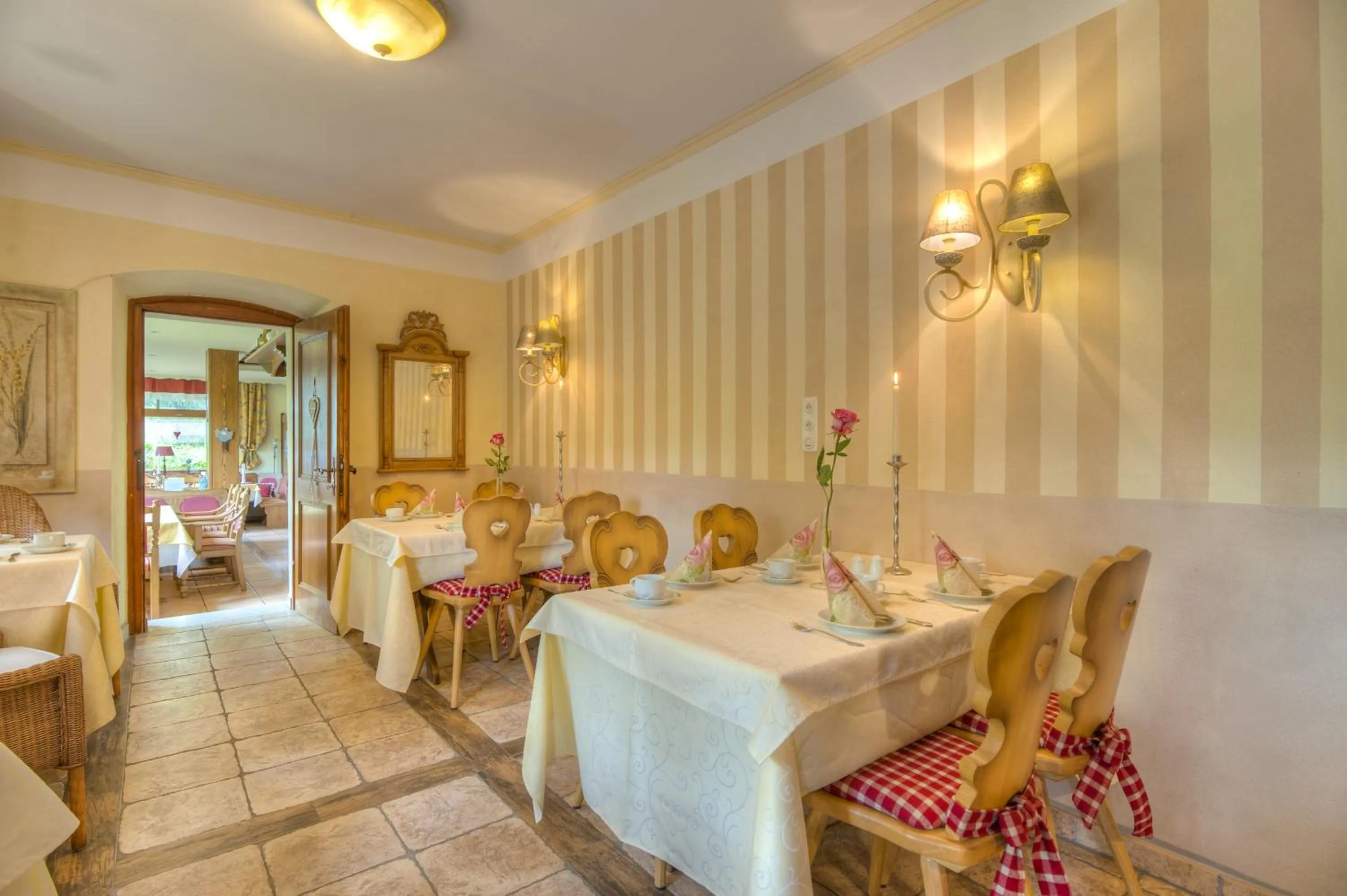 Restaurant/places to eat in Landhotel Lindenhof