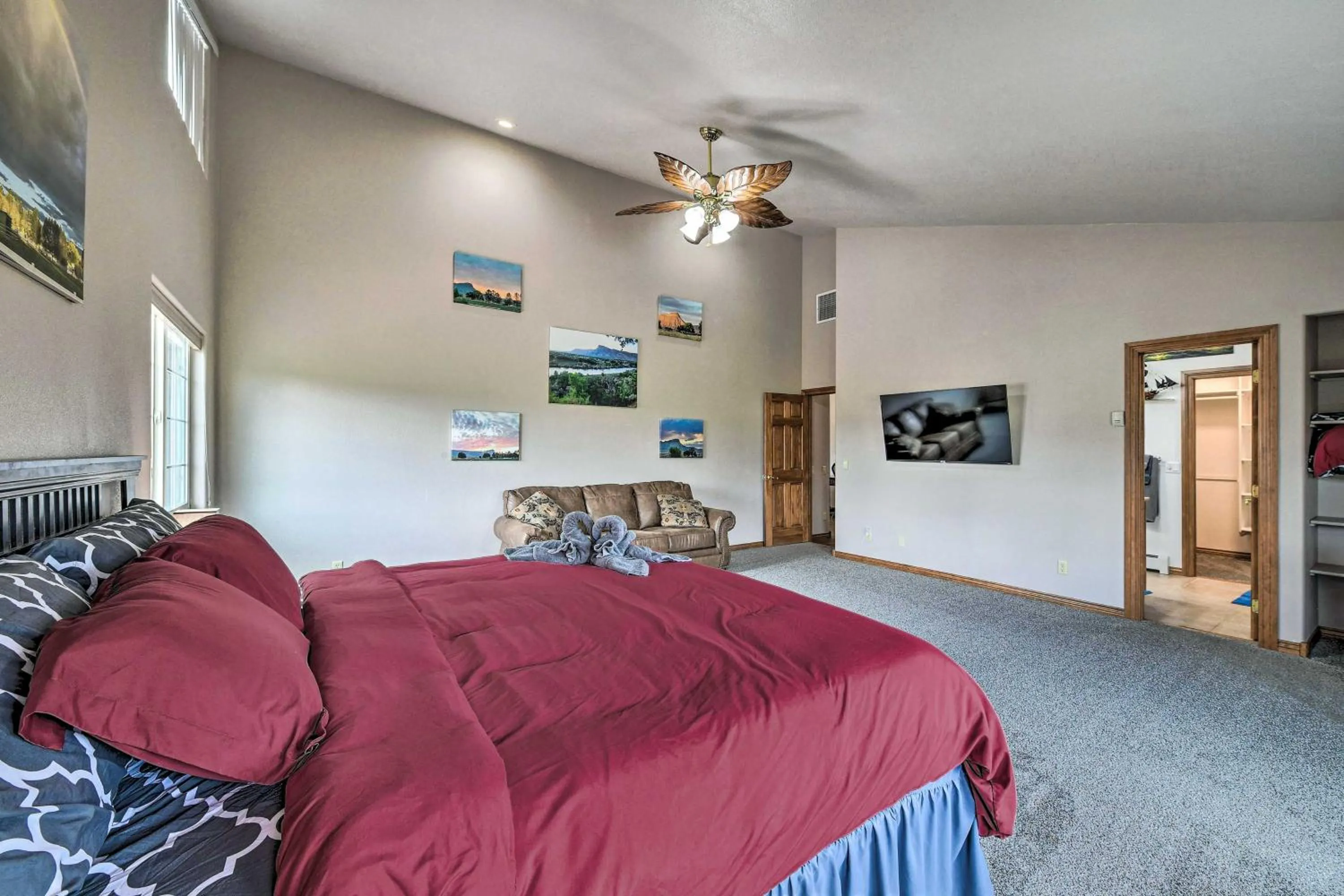 Bed in The Vineyard Country Farm Home at Grand Valley