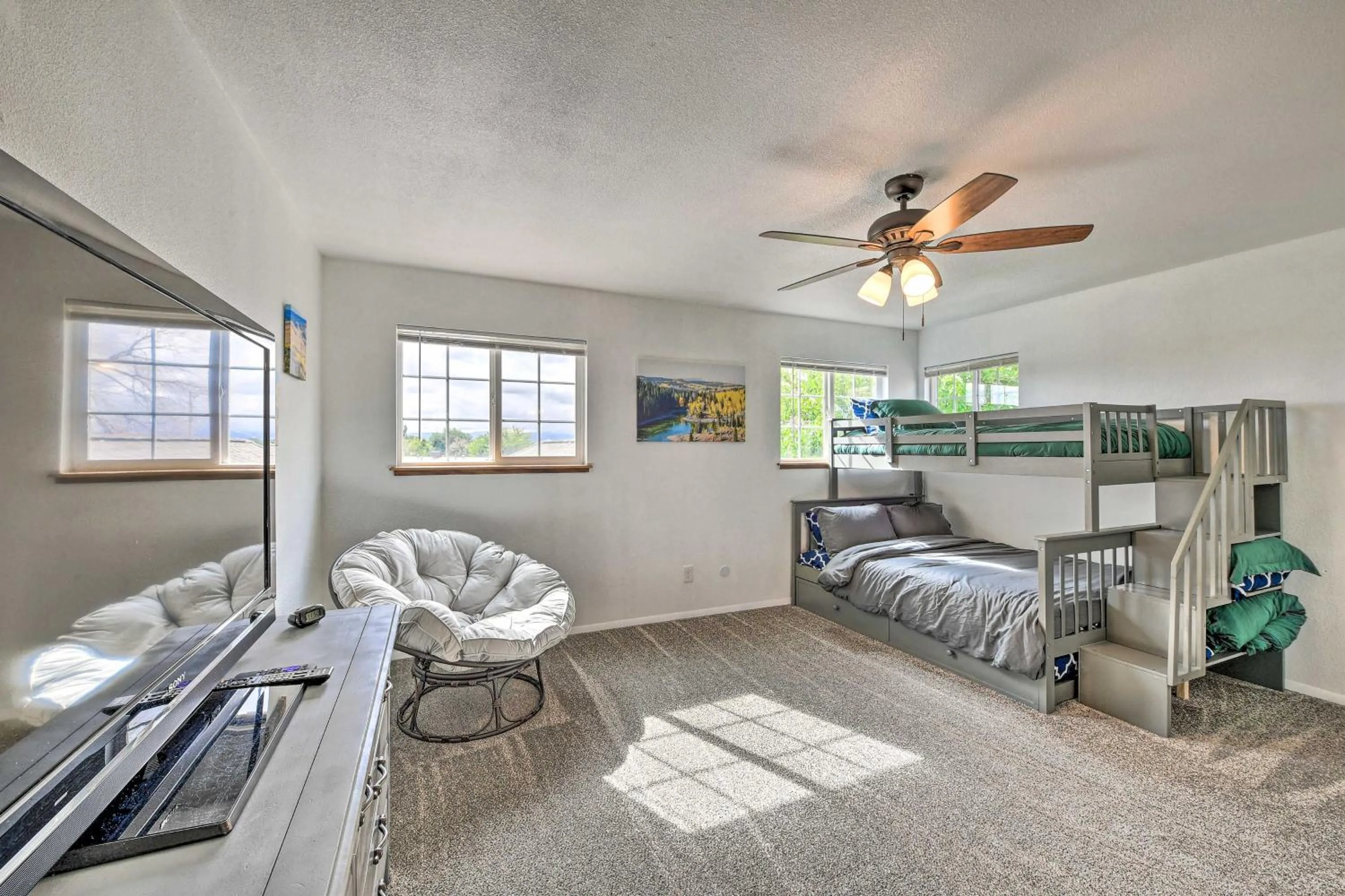 Bed in The Vineyard Country Farm Home at Grand Valley