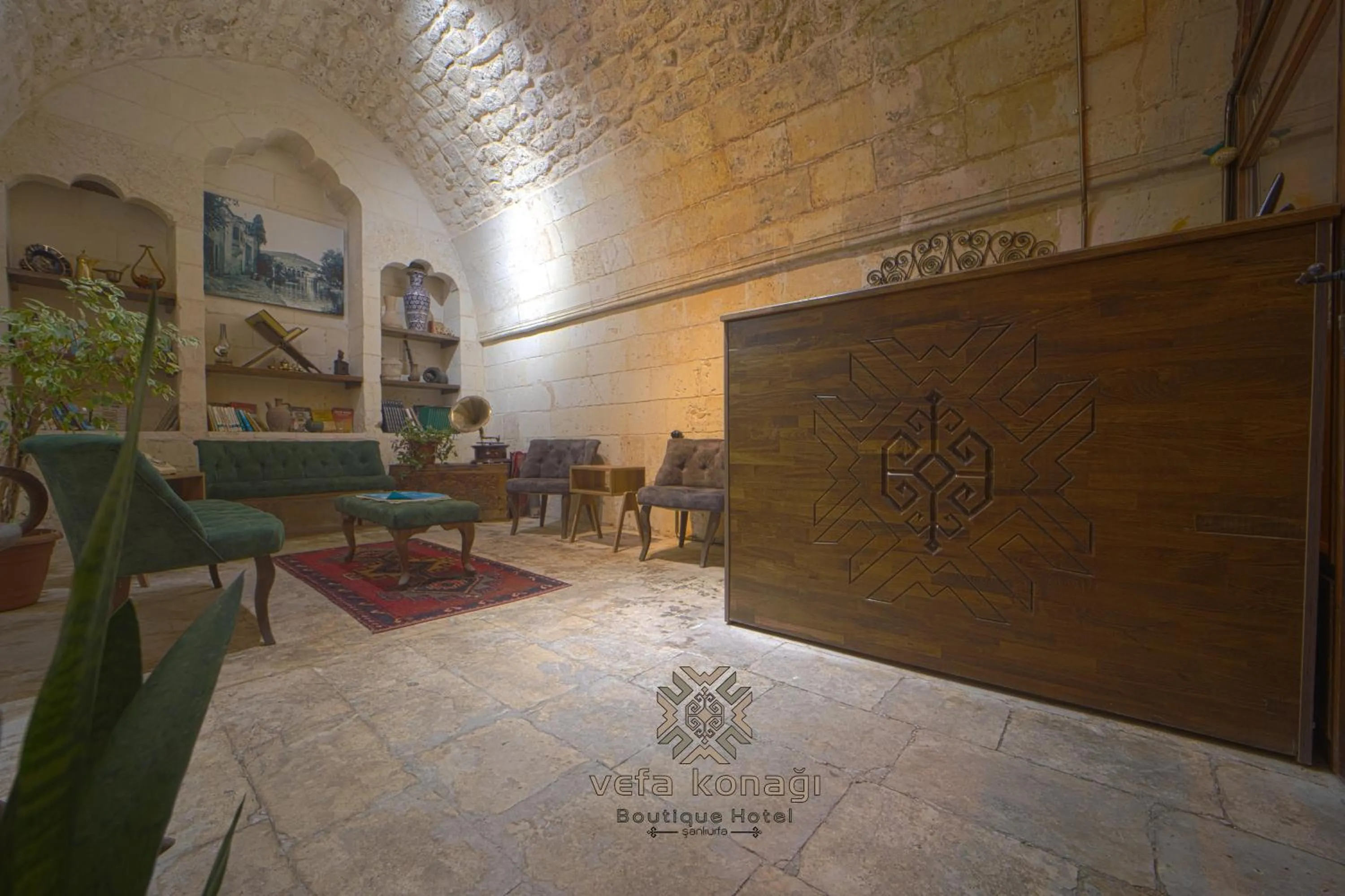 Seating area in Vefa Konagı