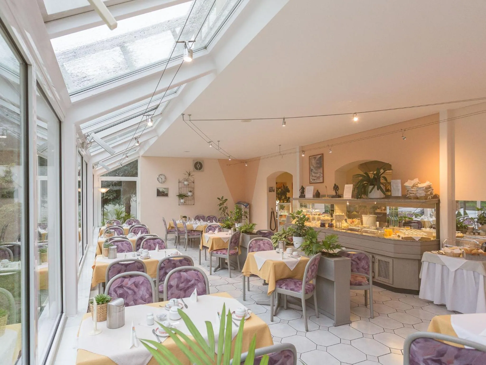 Buffet breakfast in Stadt-gut-Hotel Siegboot