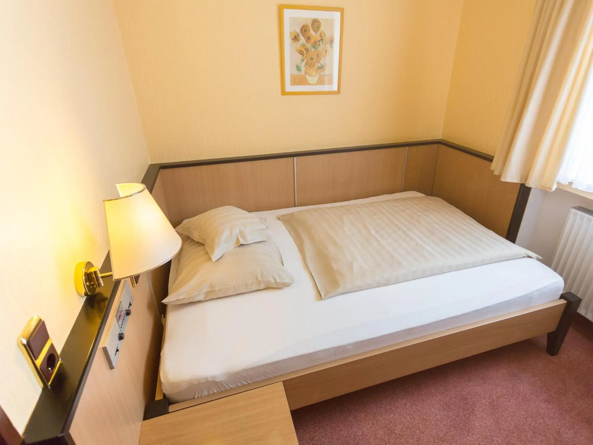 Bed in Stadt-gut-Hotel Siegboot