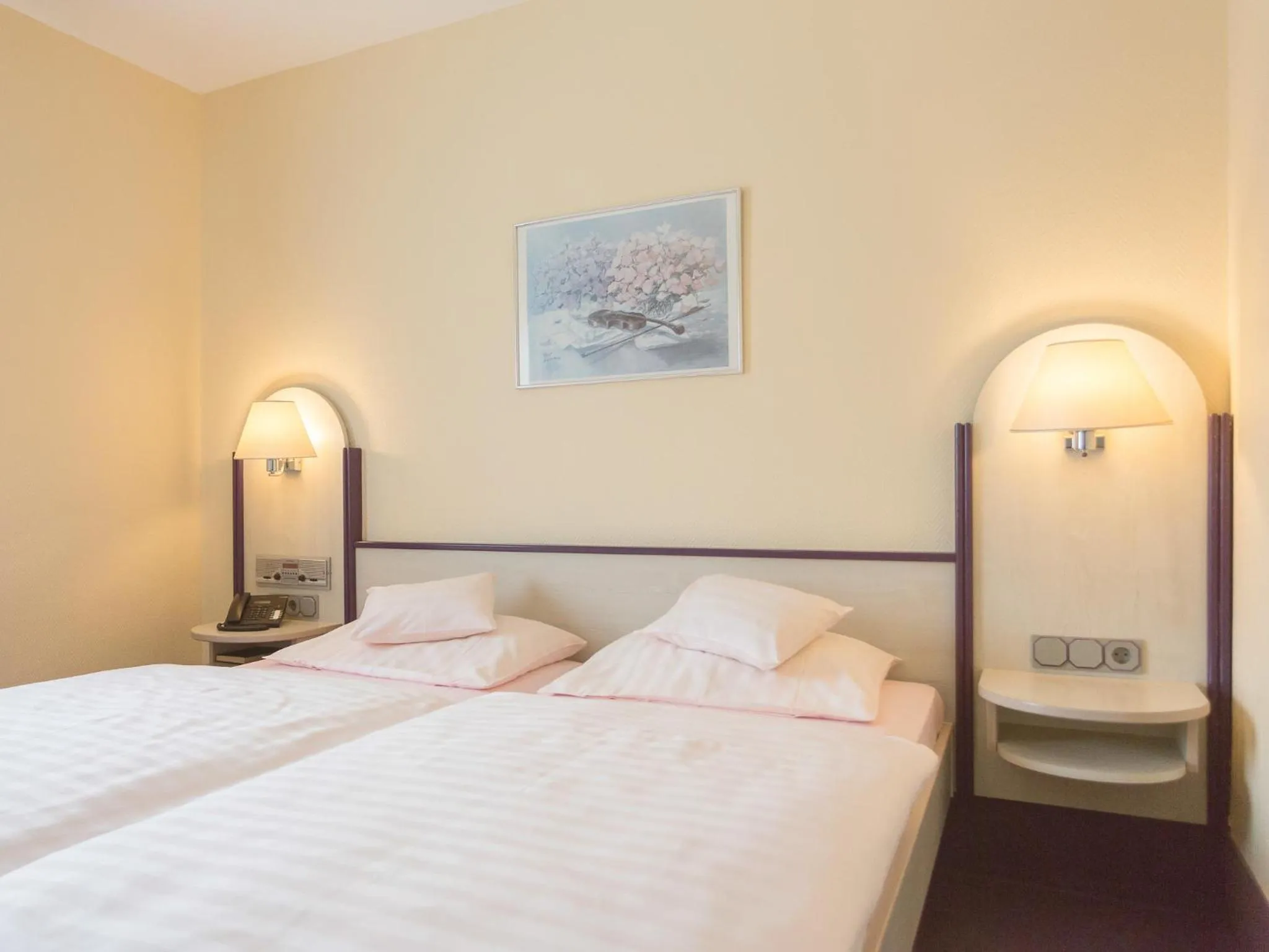 Bed in Stadt-gut-Hotel Siegboot
