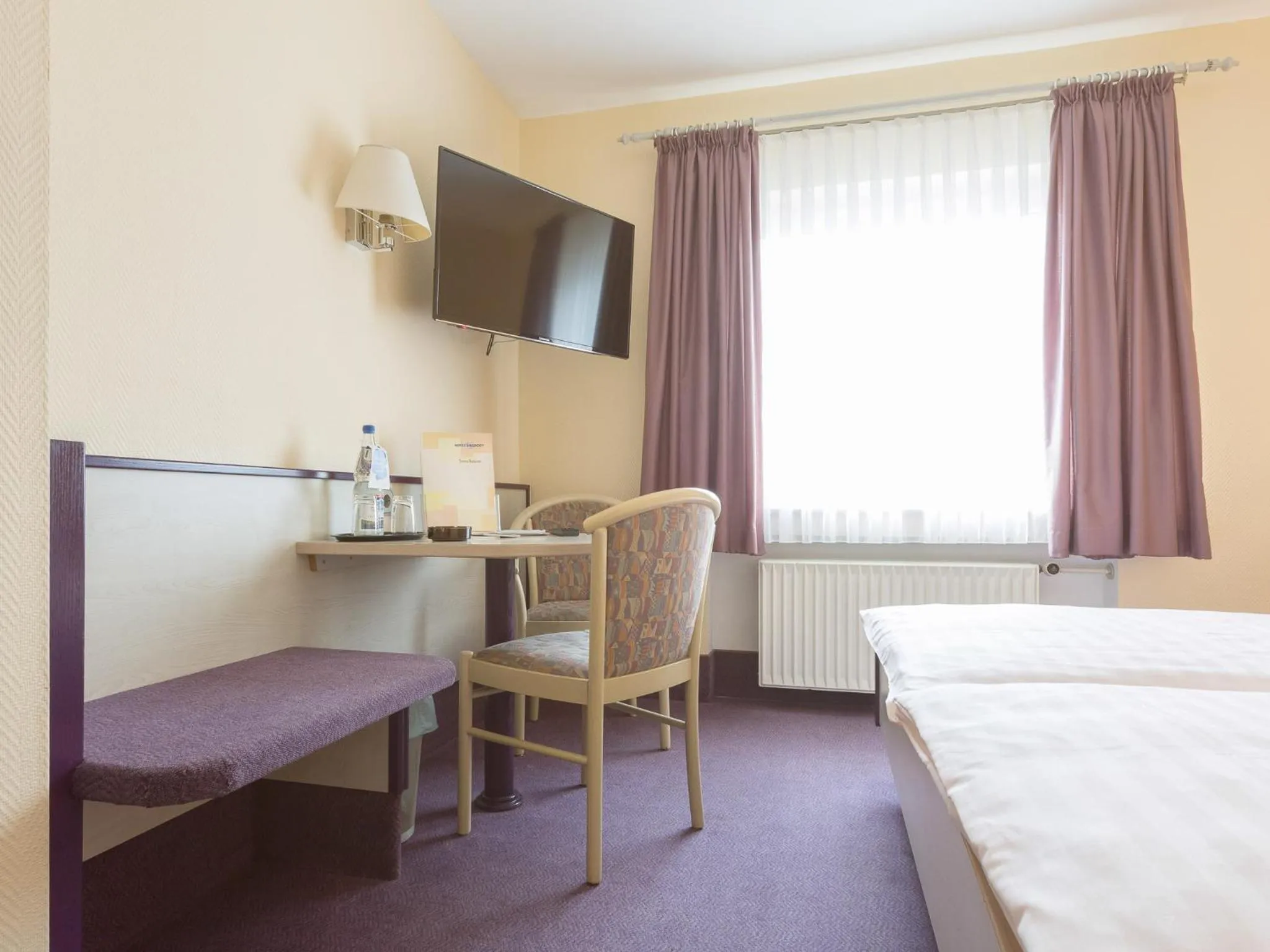 TV and multimedia, Bed in Stadt-gut-Hotel Siegboot