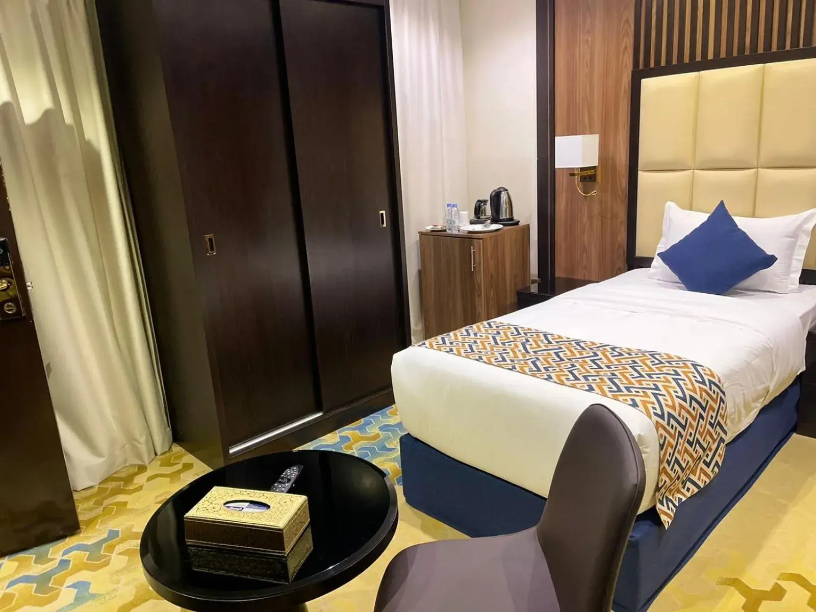 Budget Single Room in Golden Ship Hotel Budget Single Room in Golden Ship Hotel