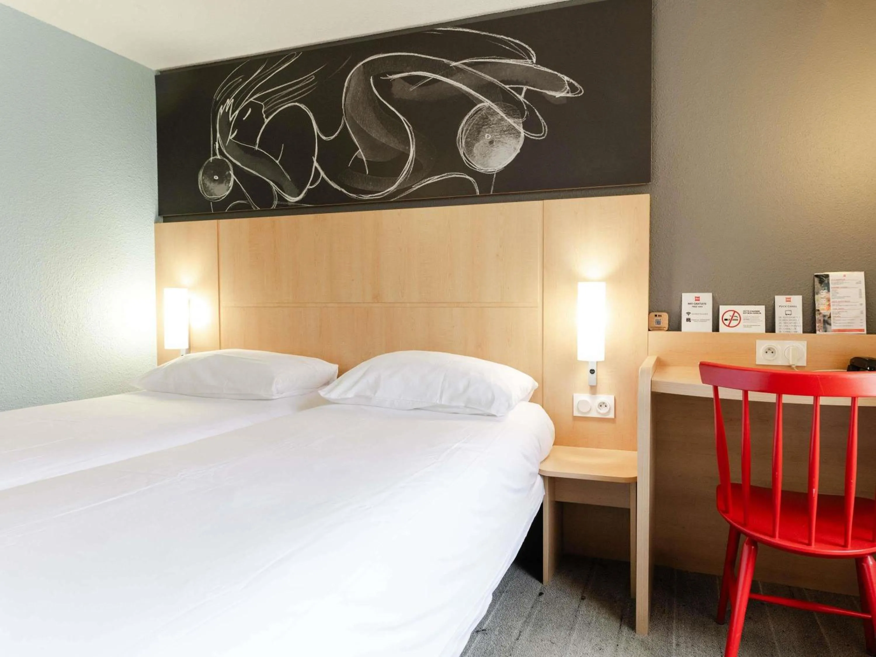 Bedroom, Bed in Ibis Roscoff Bord de Mer