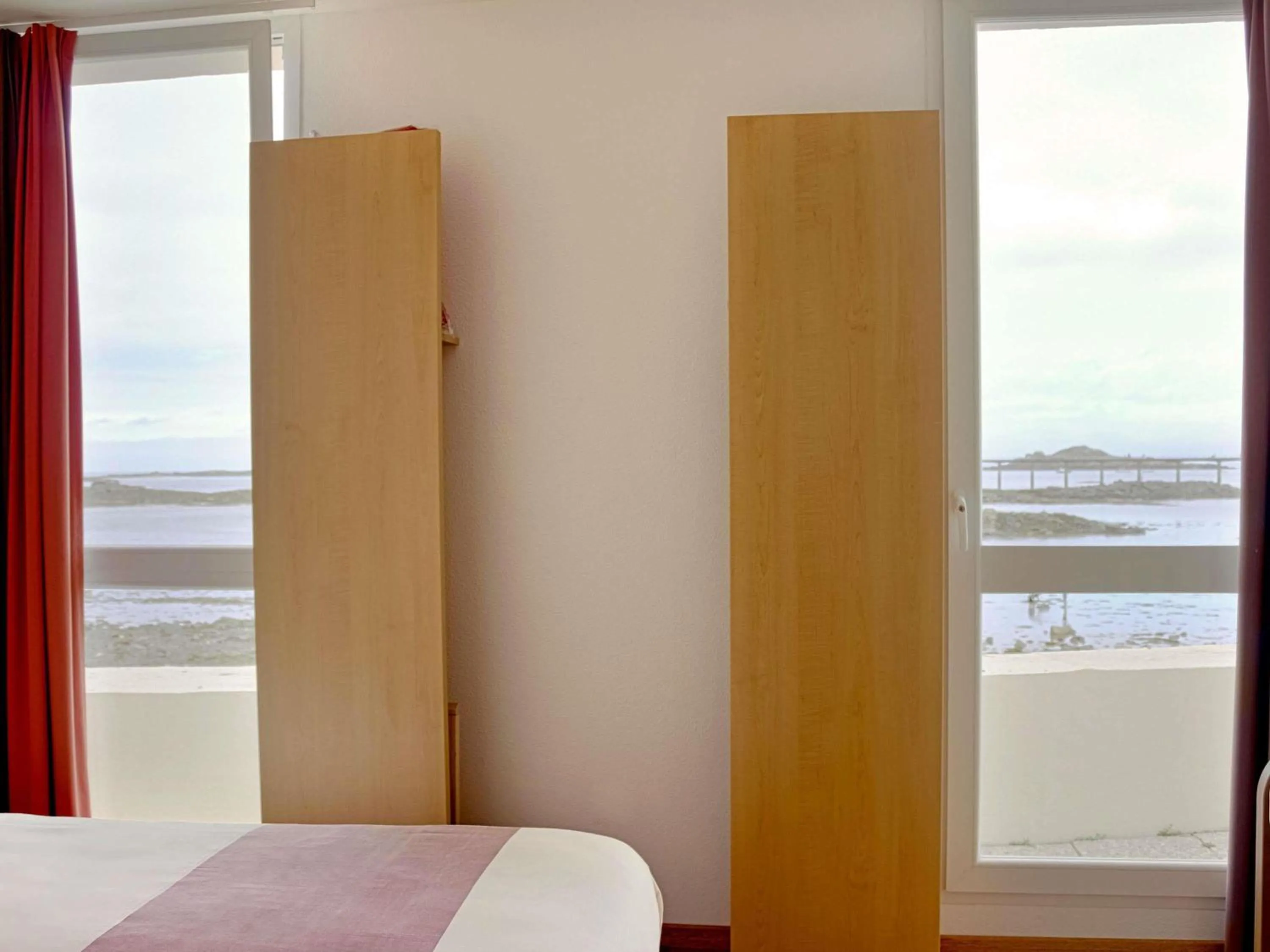 Bedroom, Bed in Ibis Roscoff Bord de Mer