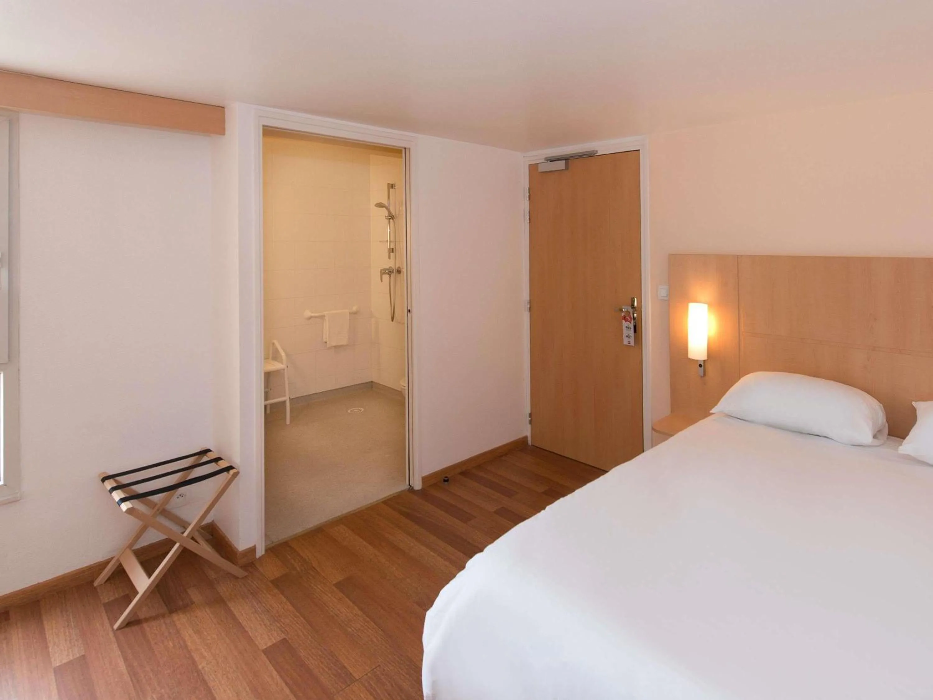 Bedroom, Bed in Ibis Roscoff Bord de Mer