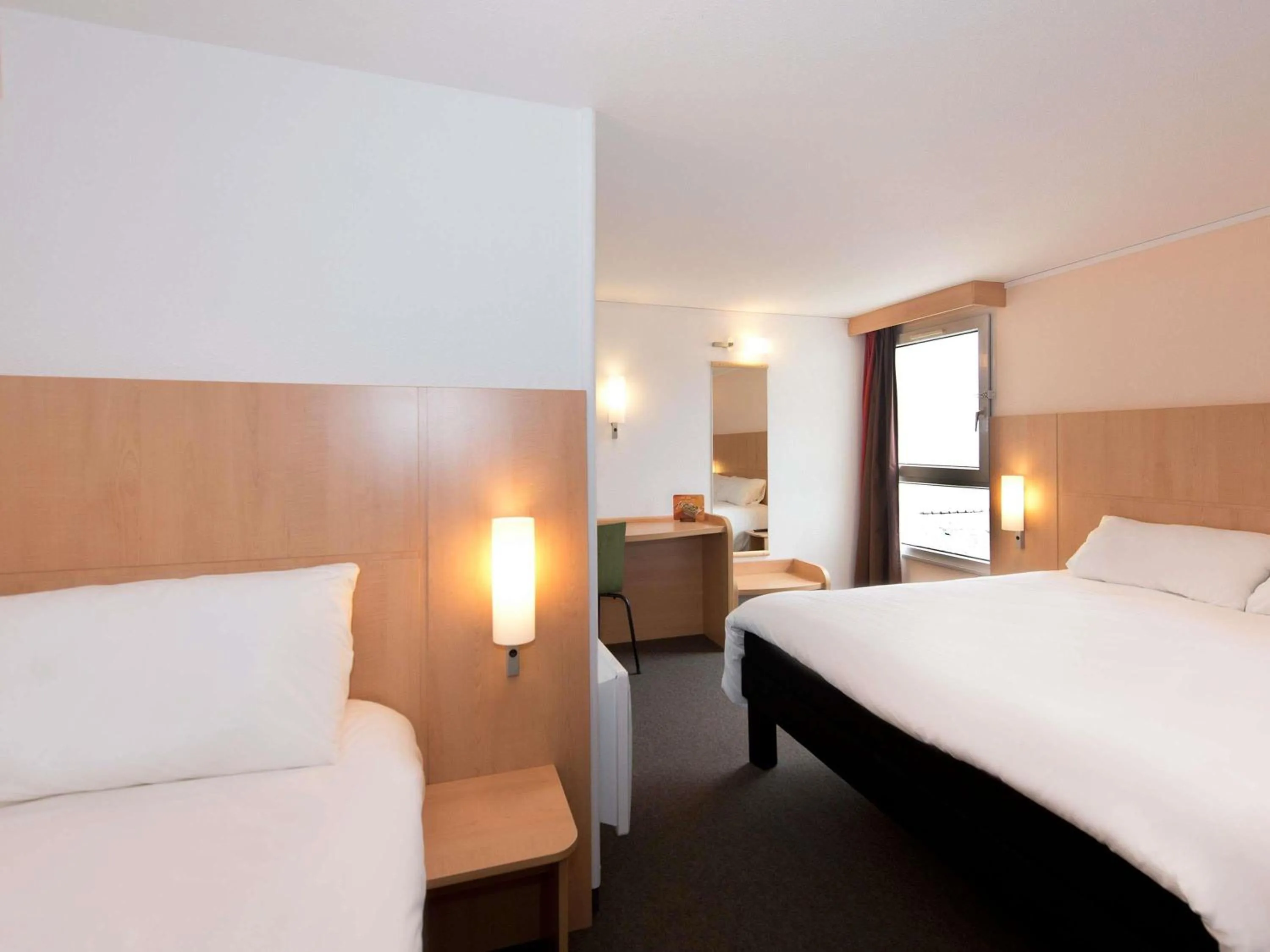 Bedroom, Bed in Ibis Roscoff Bord de Mer