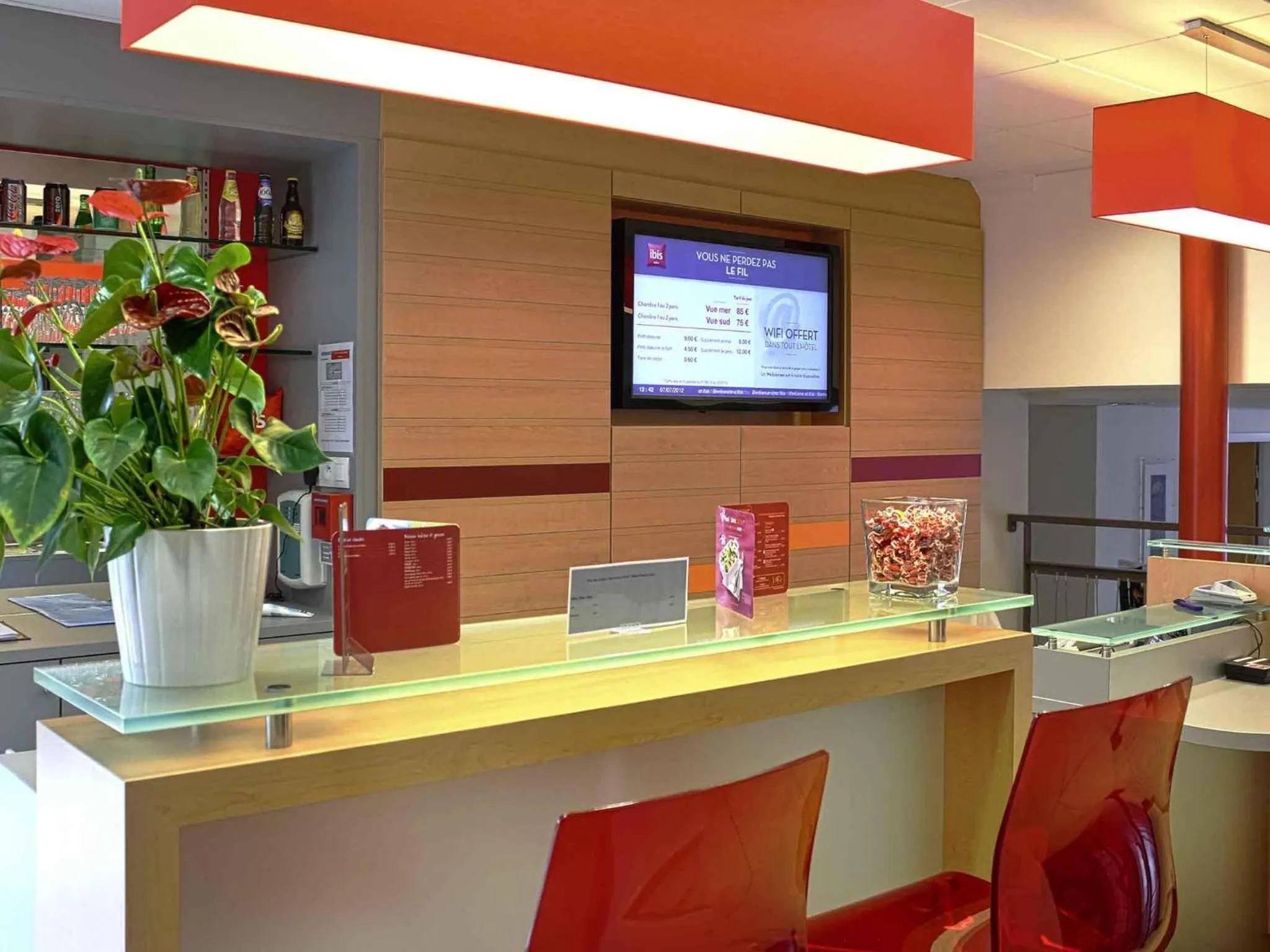 Lounge or bar in Ibis Roscoff Bord de Mer