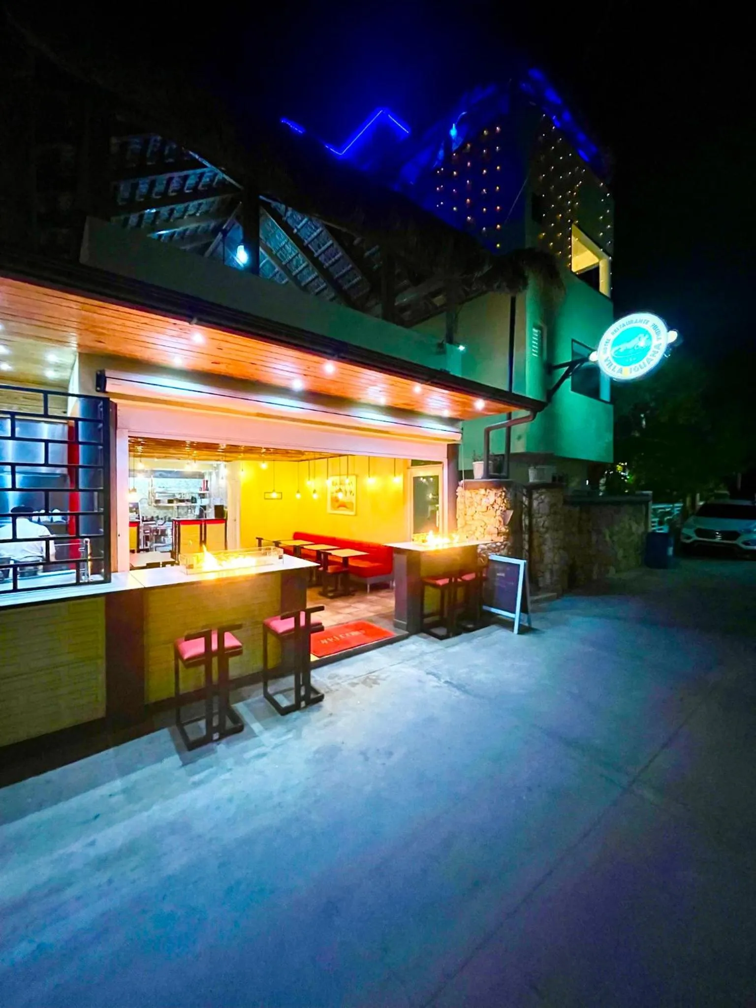 Restaurant/places to eat in Villa Iguana