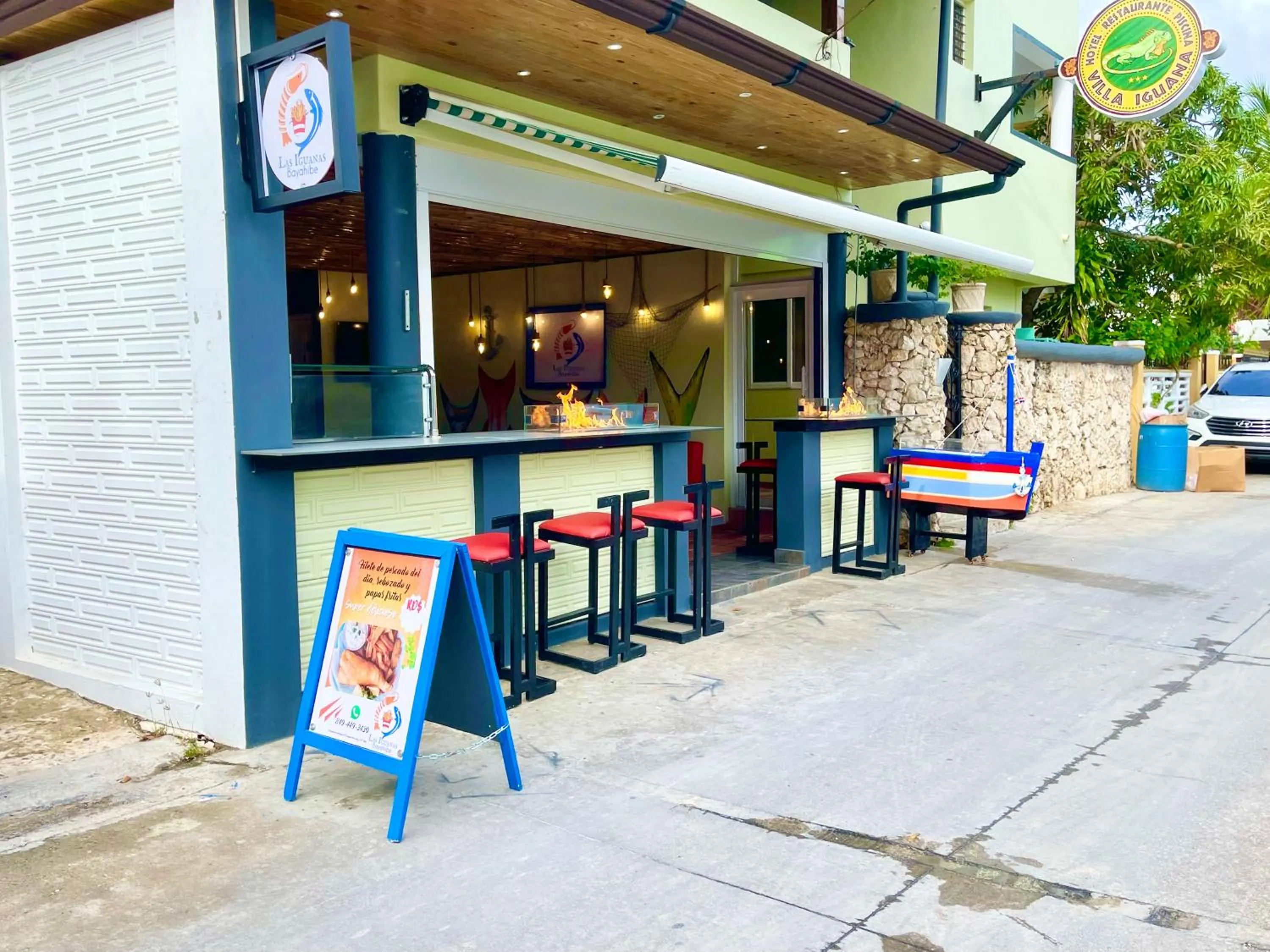 Restaurant/places to eat in Villa Iguana