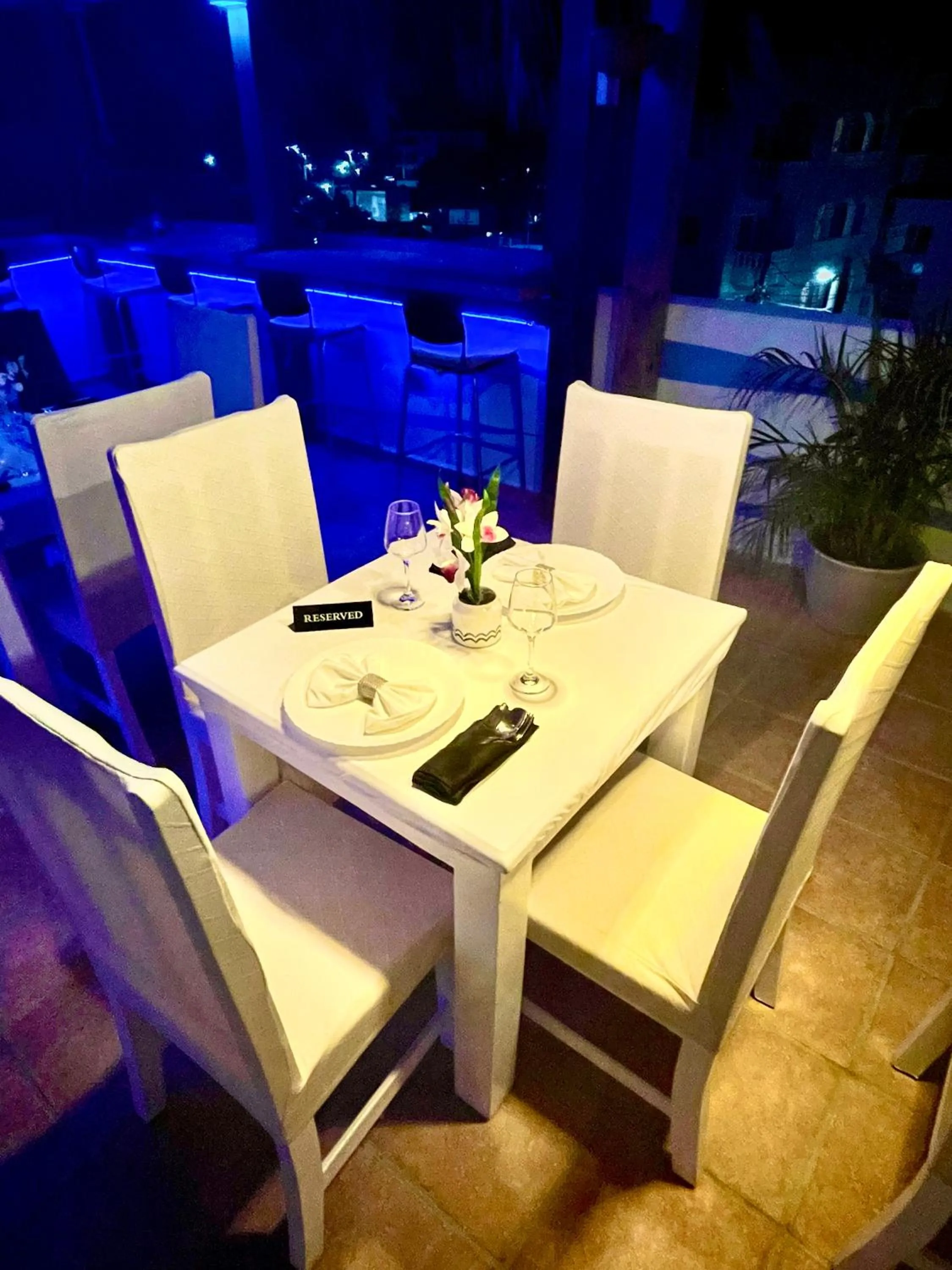 Restaurant/places to eat in Villa Iguana