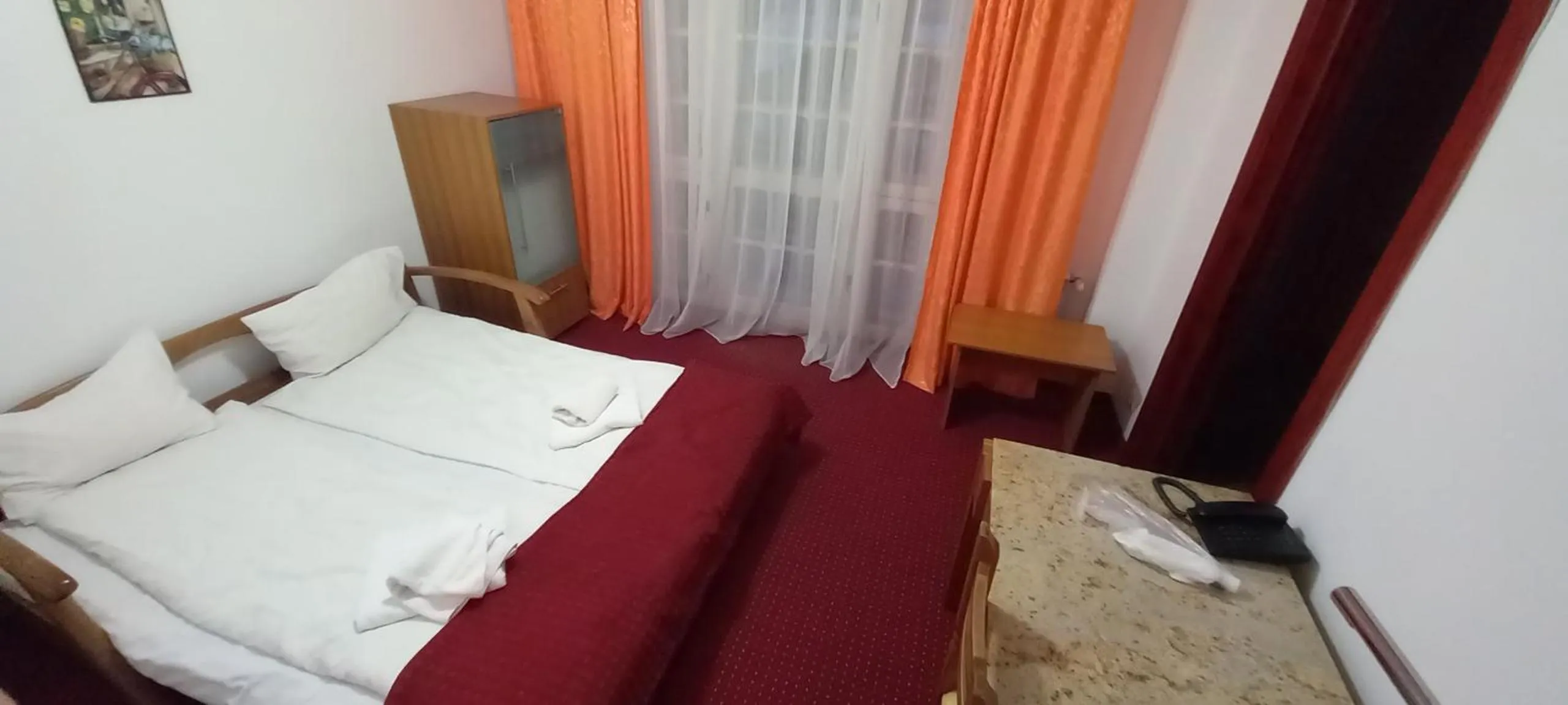 Photo of the whole room, Bed in Mountain Breeze