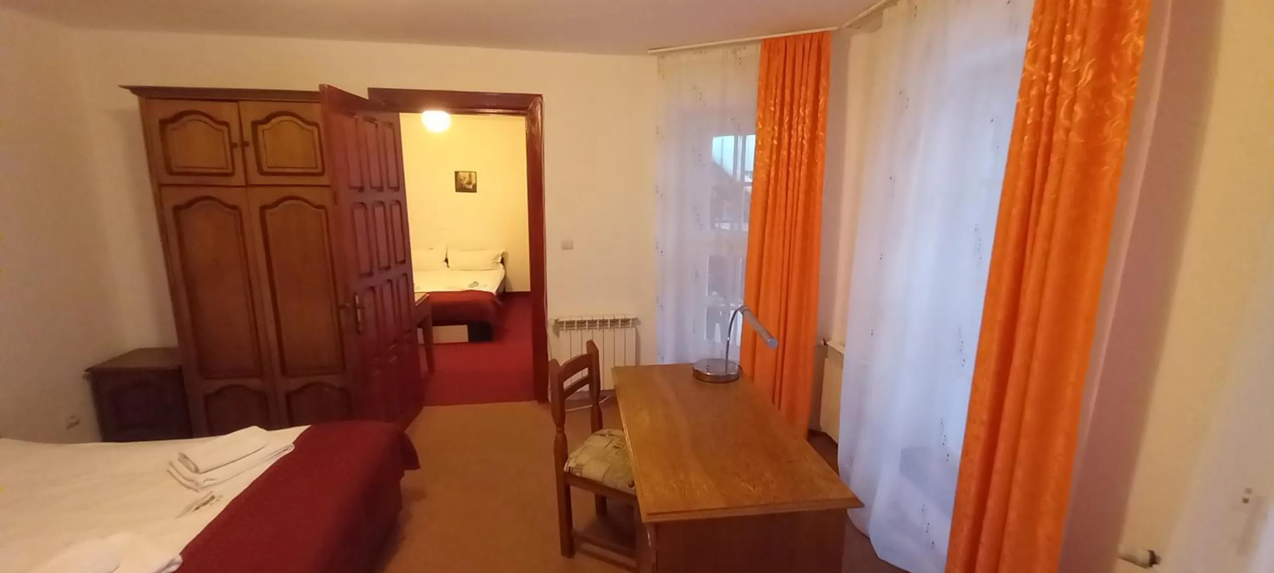 Photo of the whole room, Bed in Mountain Breeze