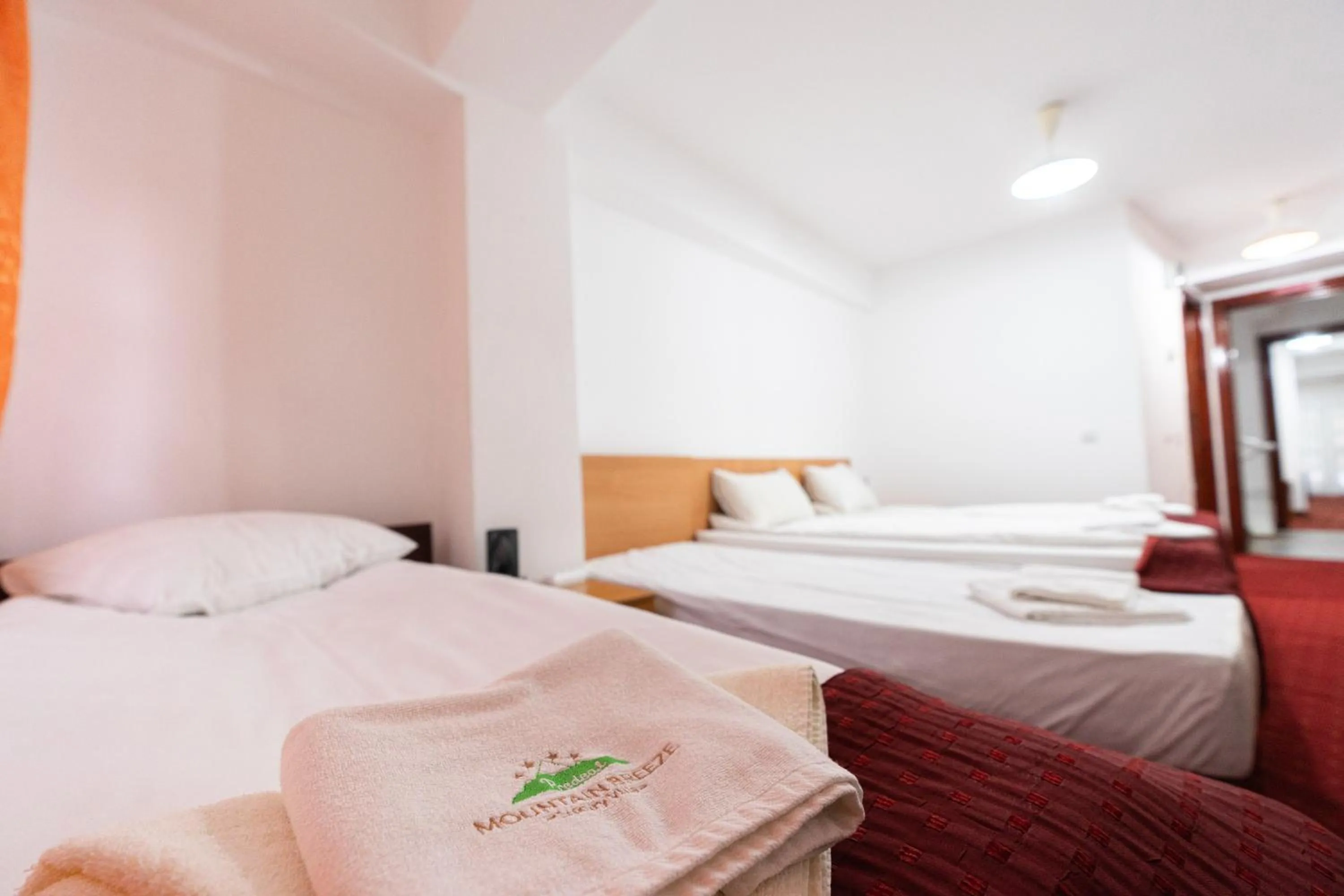 Bedroom, Bed in Mountain Breeze