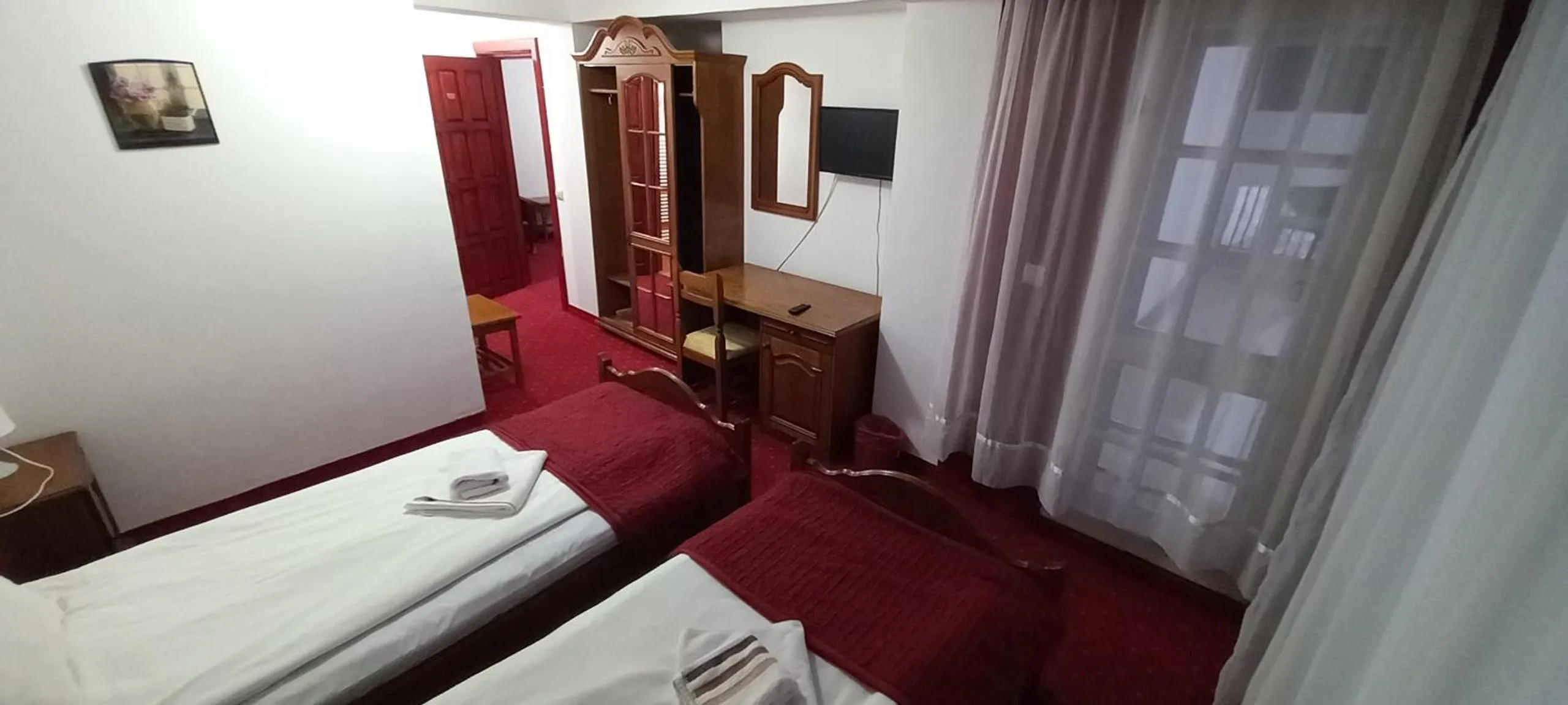 Communal lounge/ TV room, Bed in Mountain Breeze