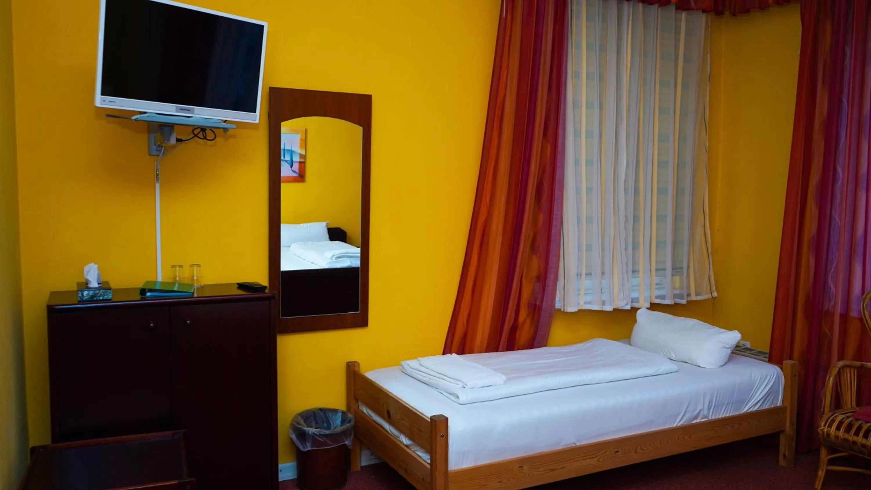 Photo of the whole room, Bed in ITM Hotel Bettkästchen am Sachsenwald