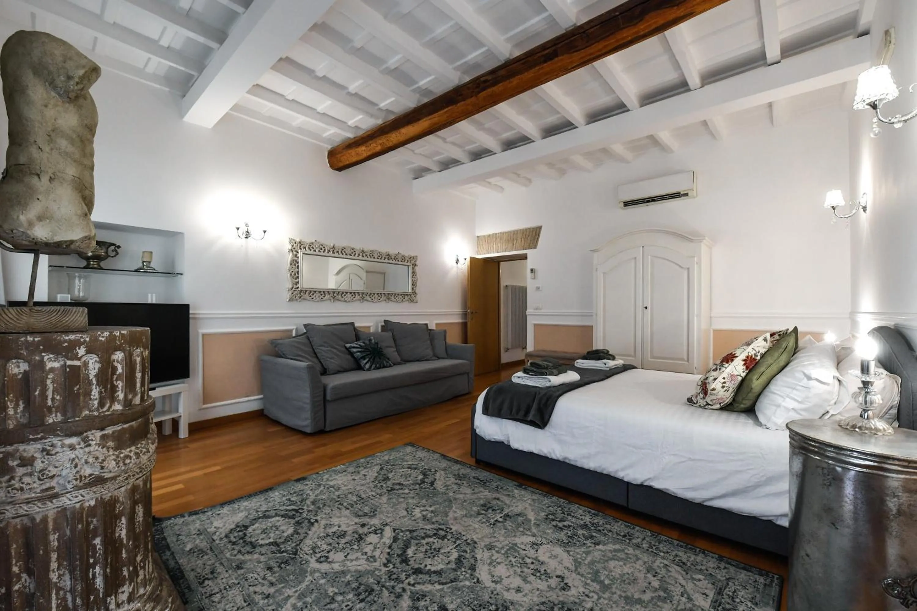 Bed in Castel Sant'Angelo Apartments - Exclusive & Luxury