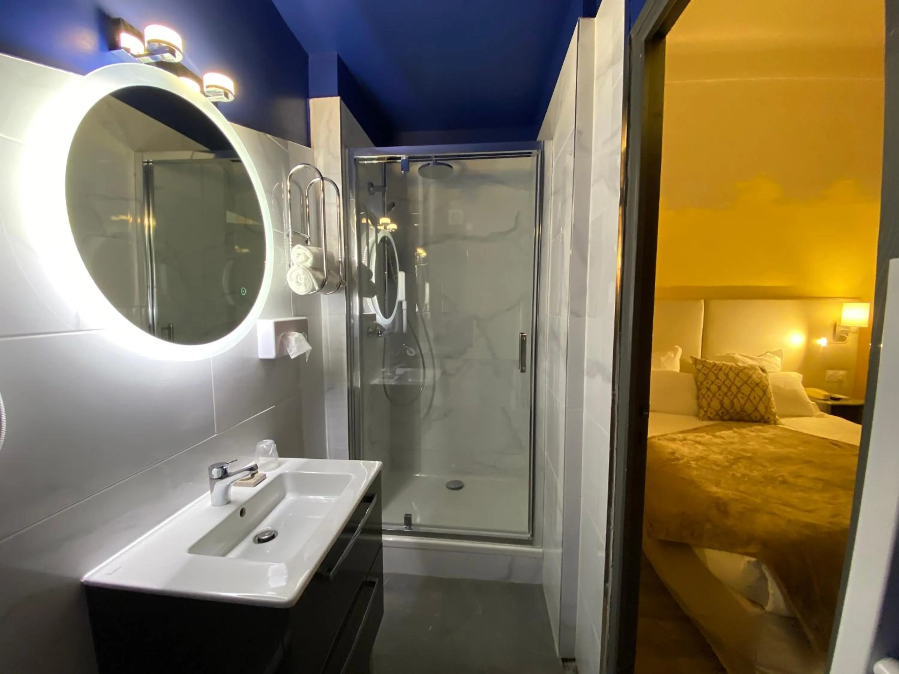 Bathroom, Bed in Hotel Majestic