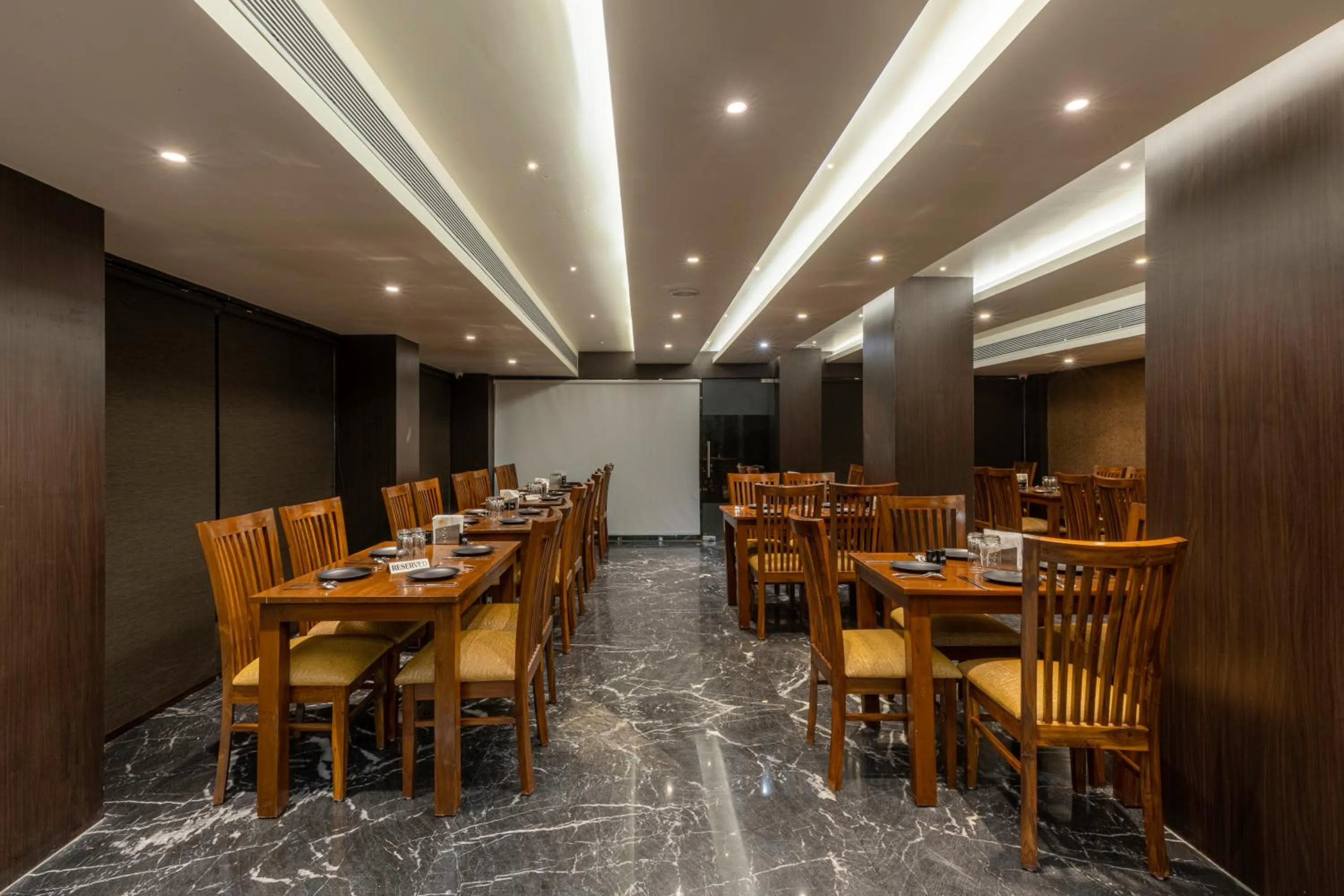 Restaurant/places to eat in Divan Clarks Inn Goa