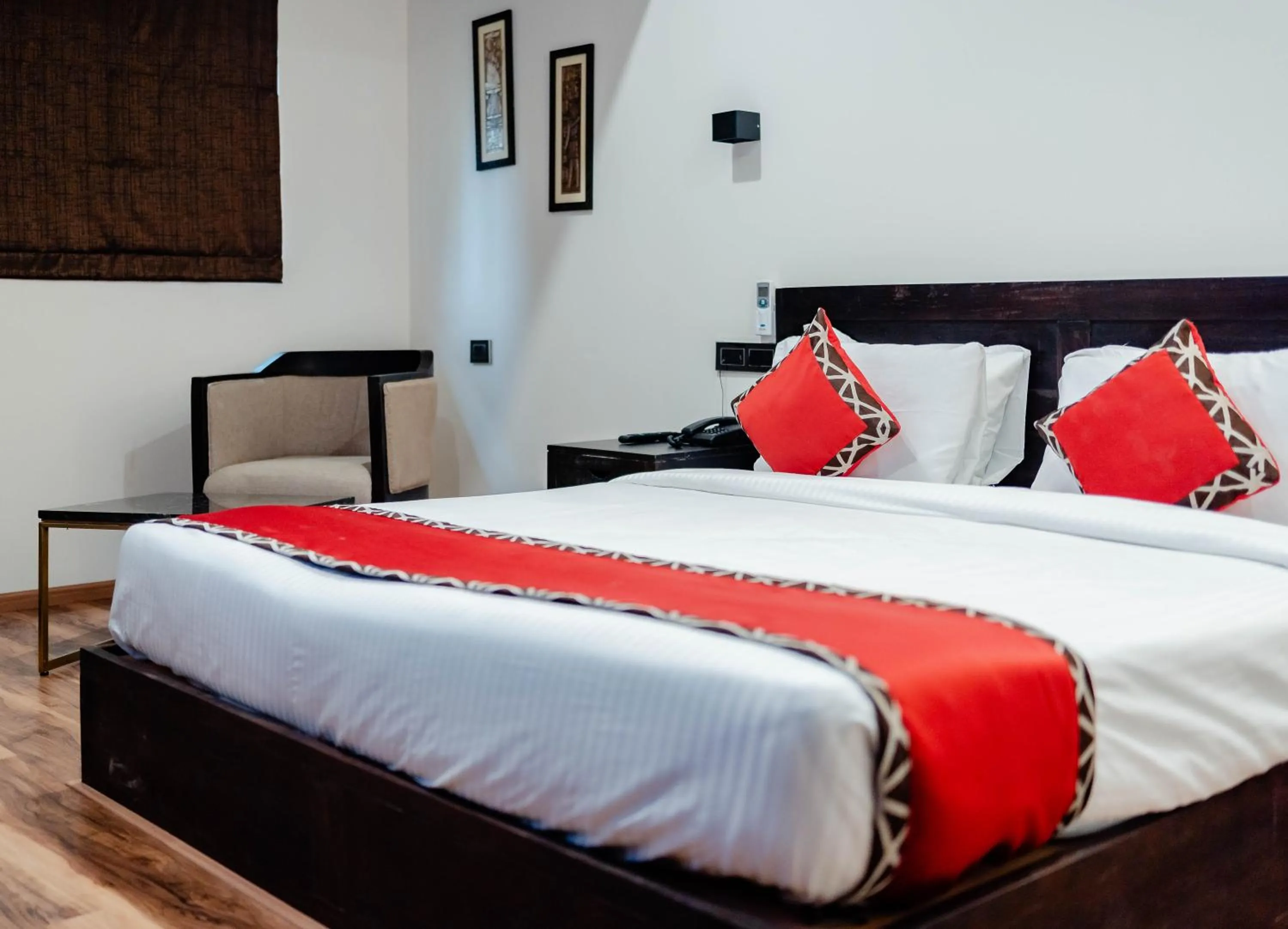 Bed in Divan Clarks Inn Goa