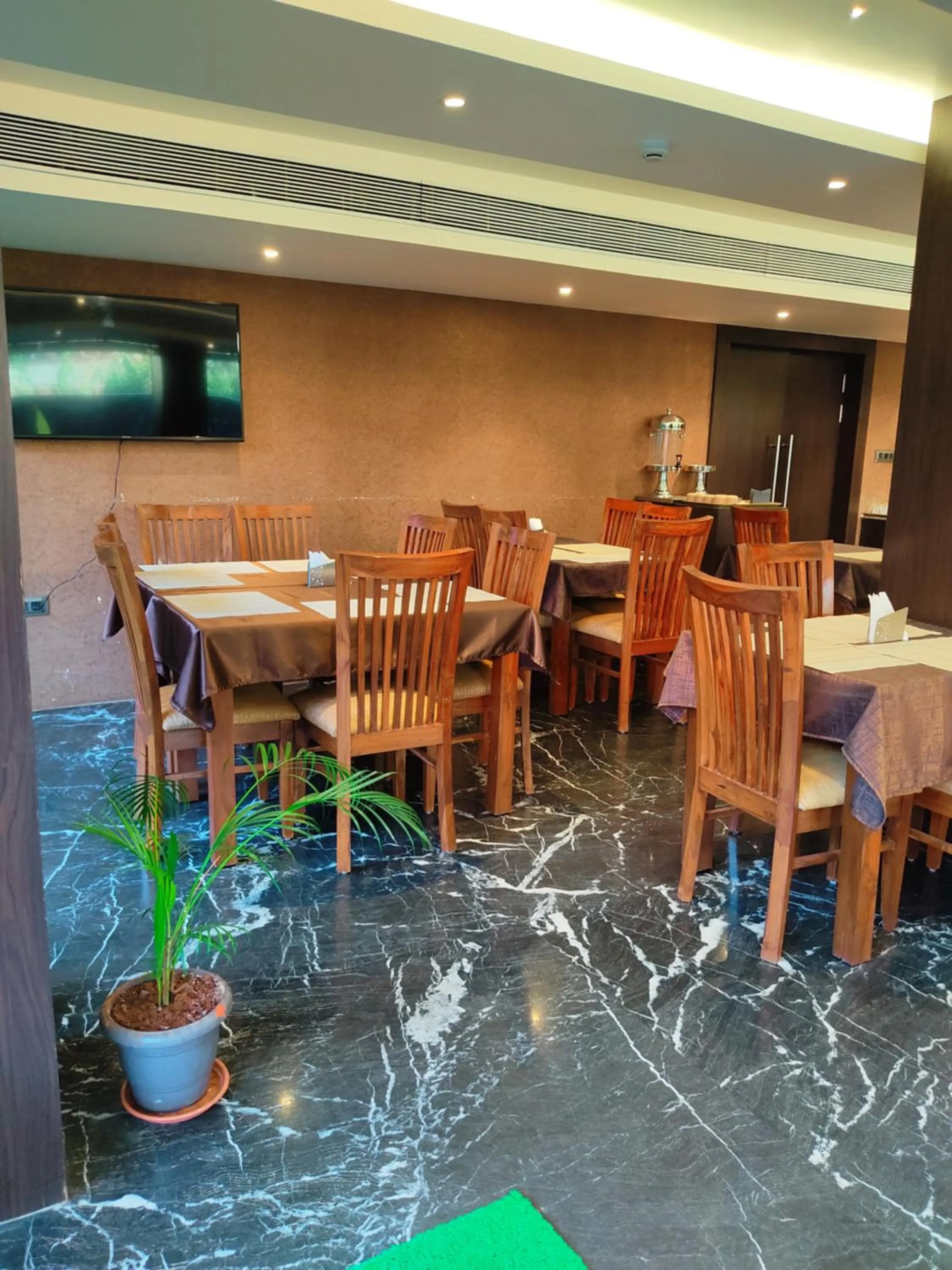 Restaurant/places to eat in Divan Clarks Inn Goa