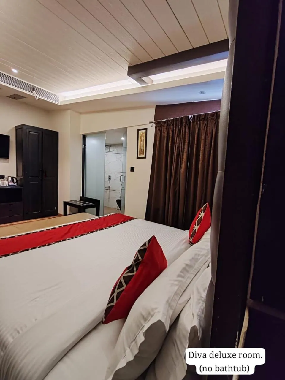 Bed in Divan Clarks Inn Goa