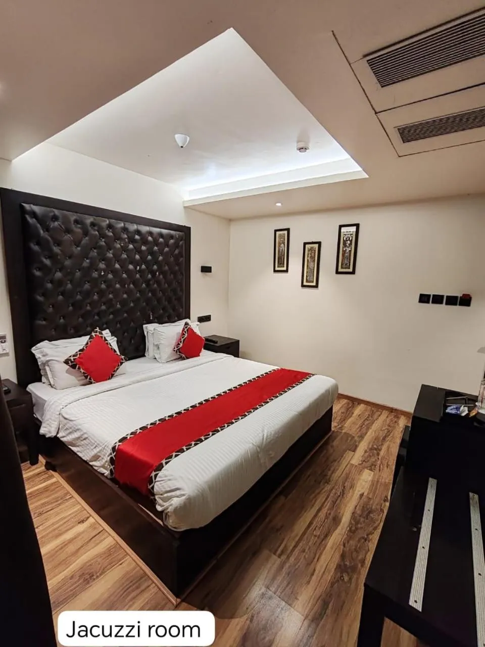 Bed in Divan Clarks Inn Goa