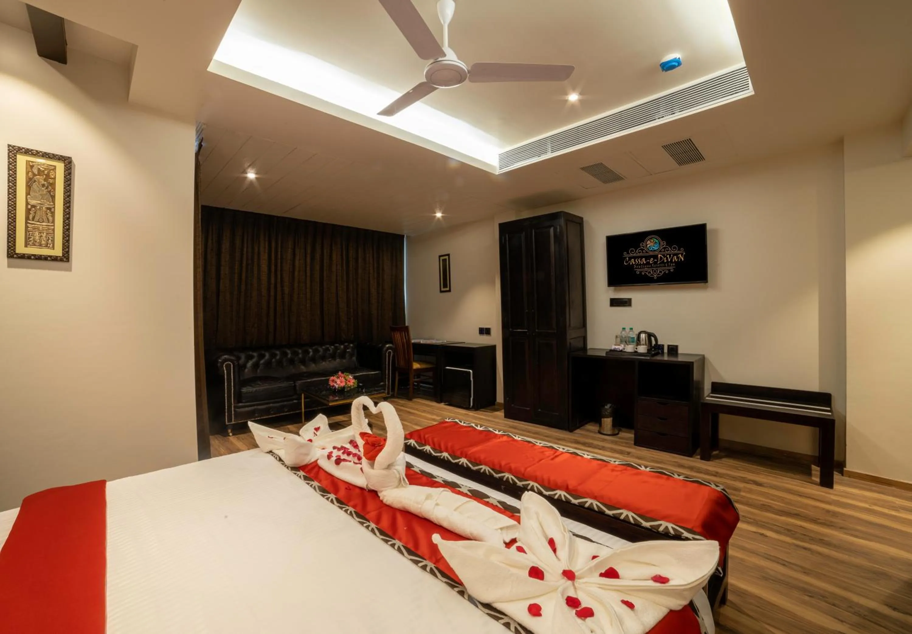 Bed in Divan Clarks Inn Goa