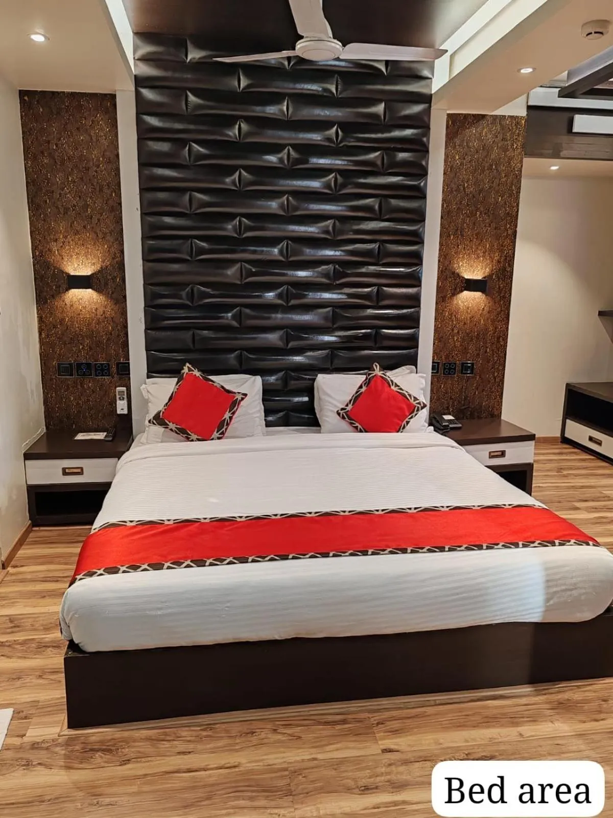 Bed in Divan Clarks Inn Goa