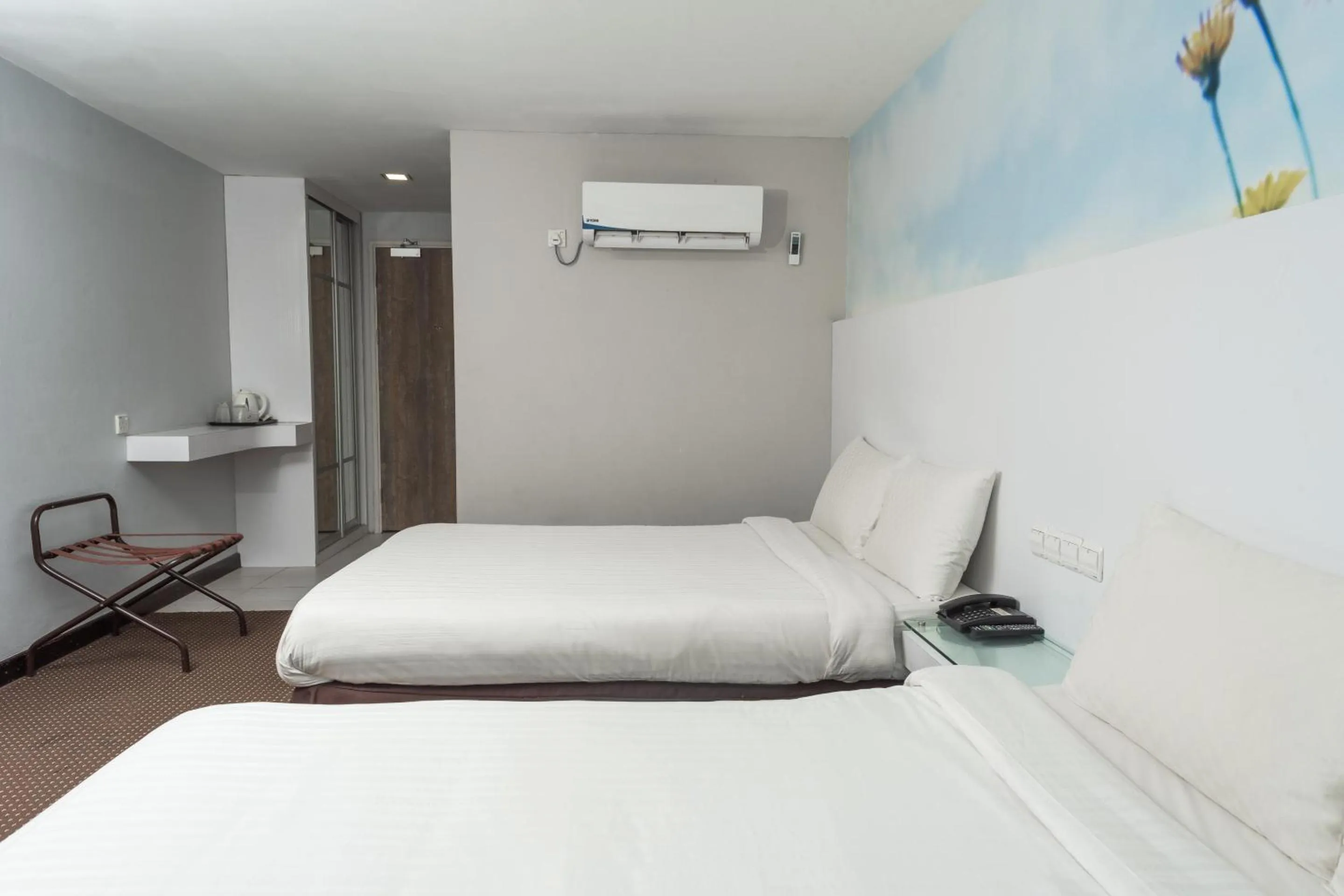 Bedroom in Capital O 90083 Riverfront Inn