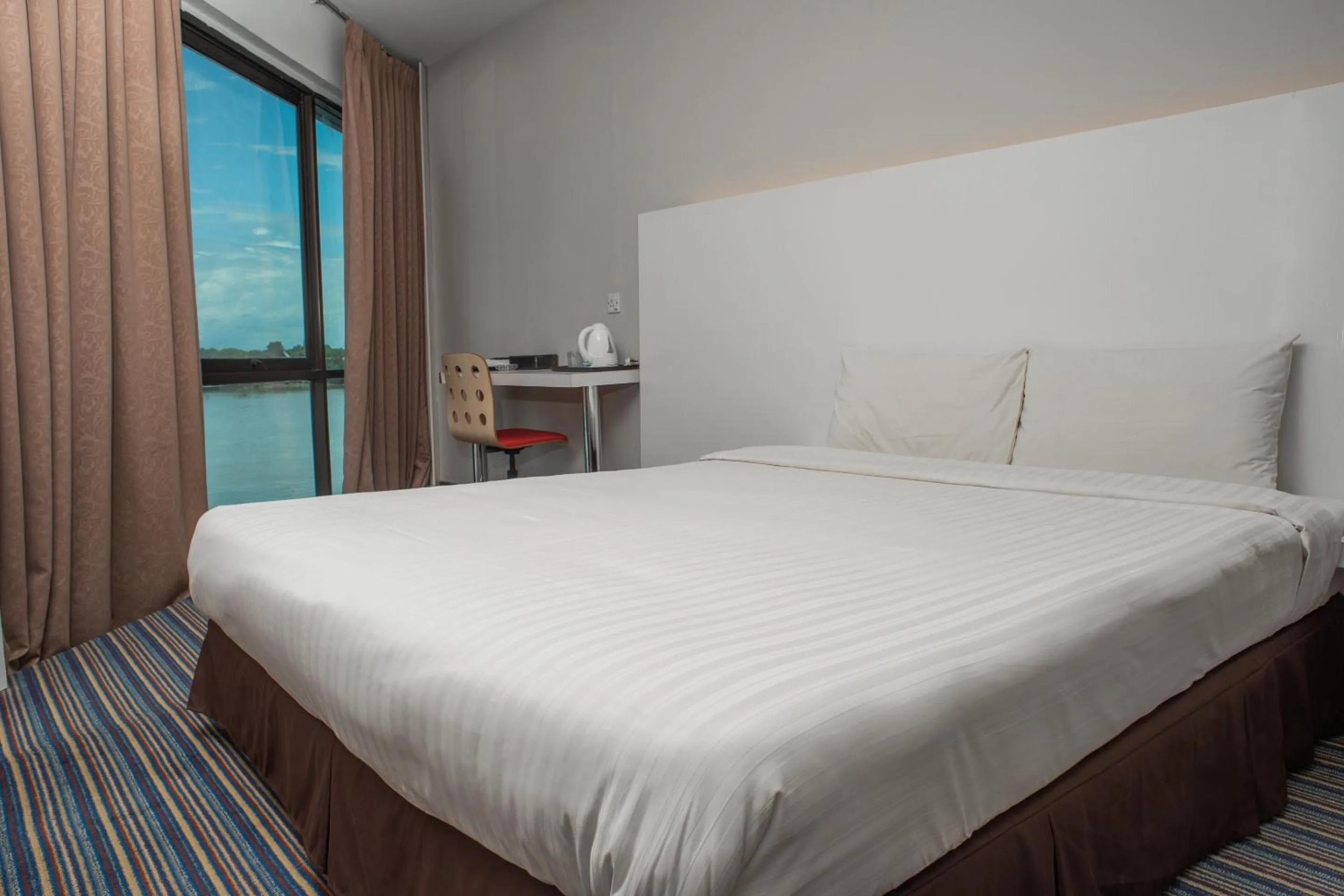 Bedroom in Capital O 90083 Riverfront Inn