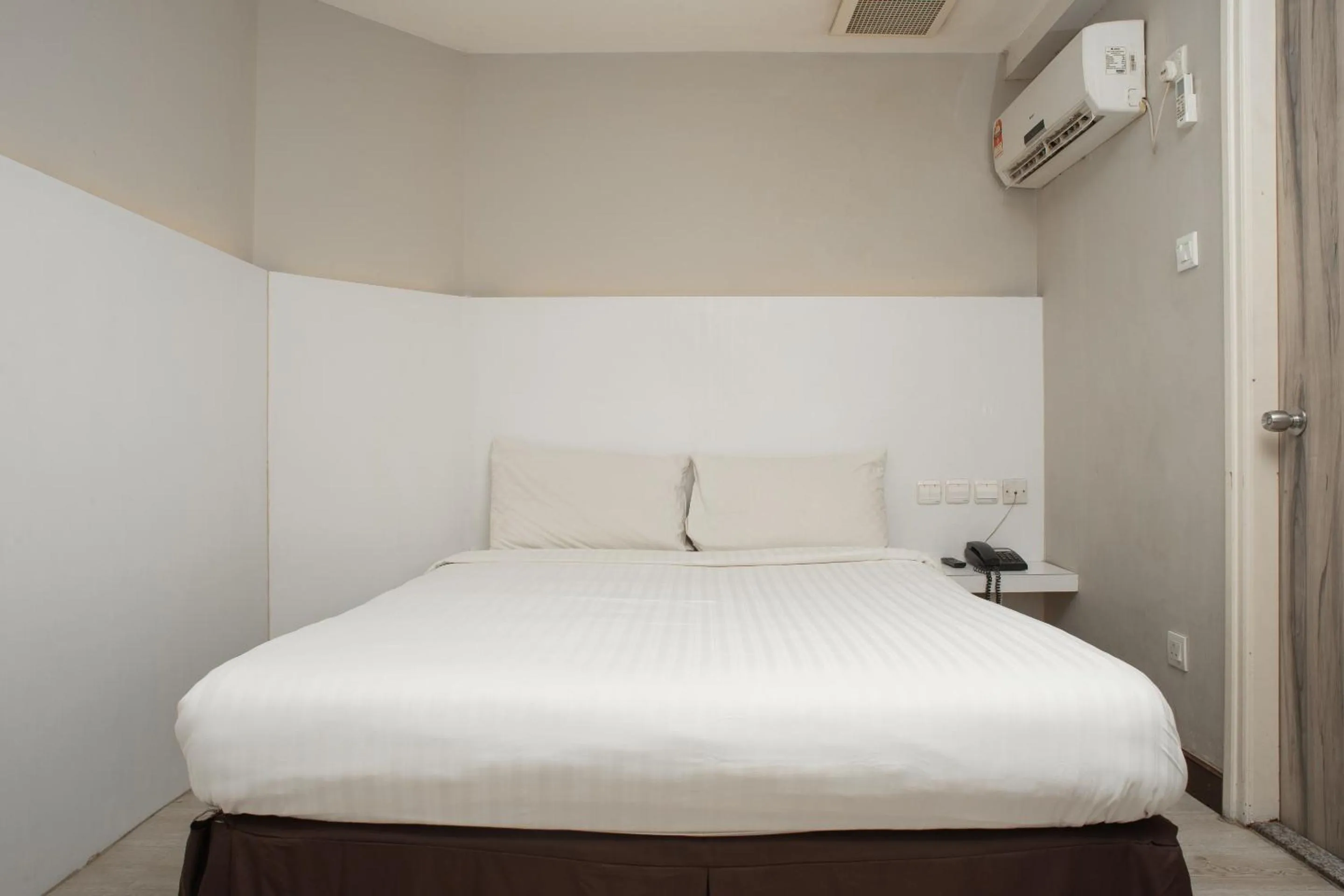 Bedroom in Capital O 90083 Riverfront Inn