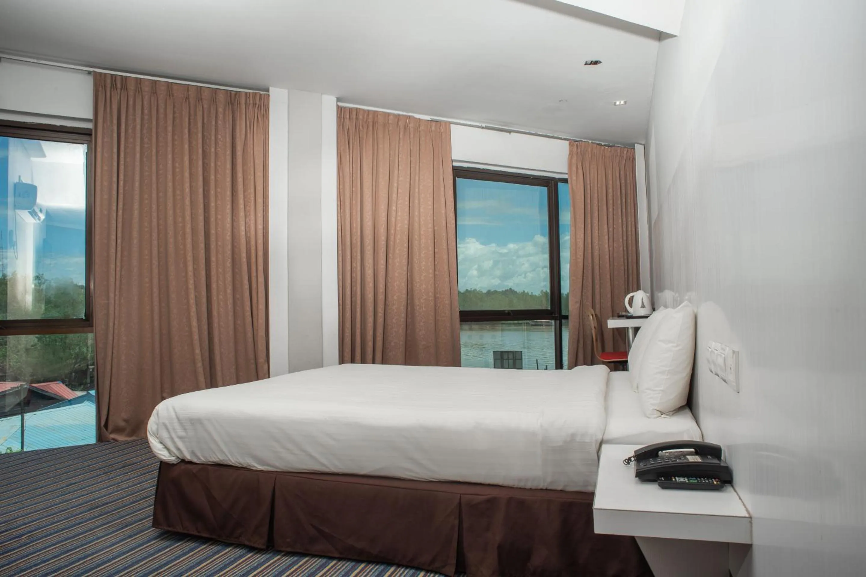 Bedroom in Capital O 90083 Riverfront Inn