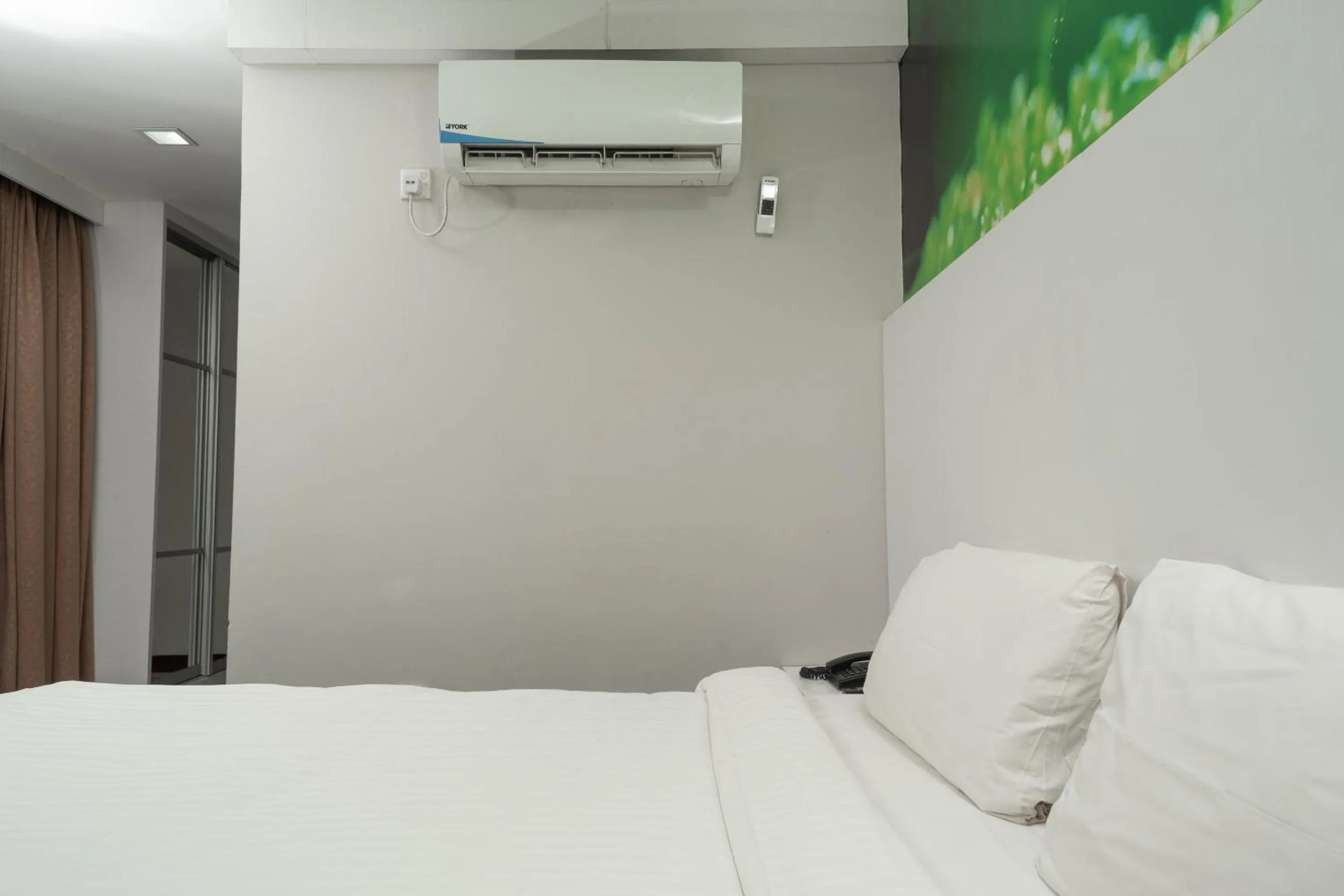 Bedroom in Capital O 90083 Riverfront Inn