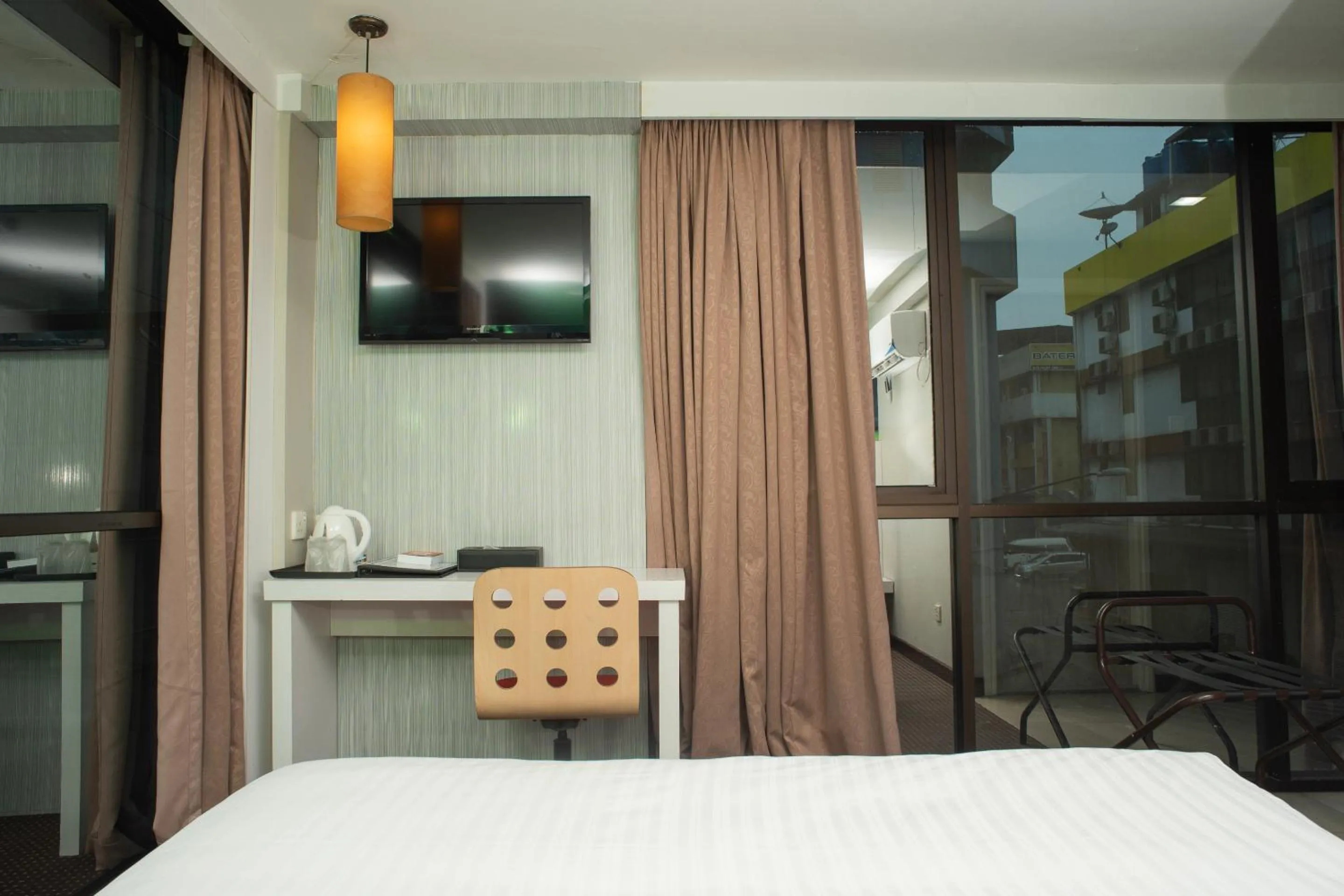 Bedroom in Capital O 90083 Riverfront Inn