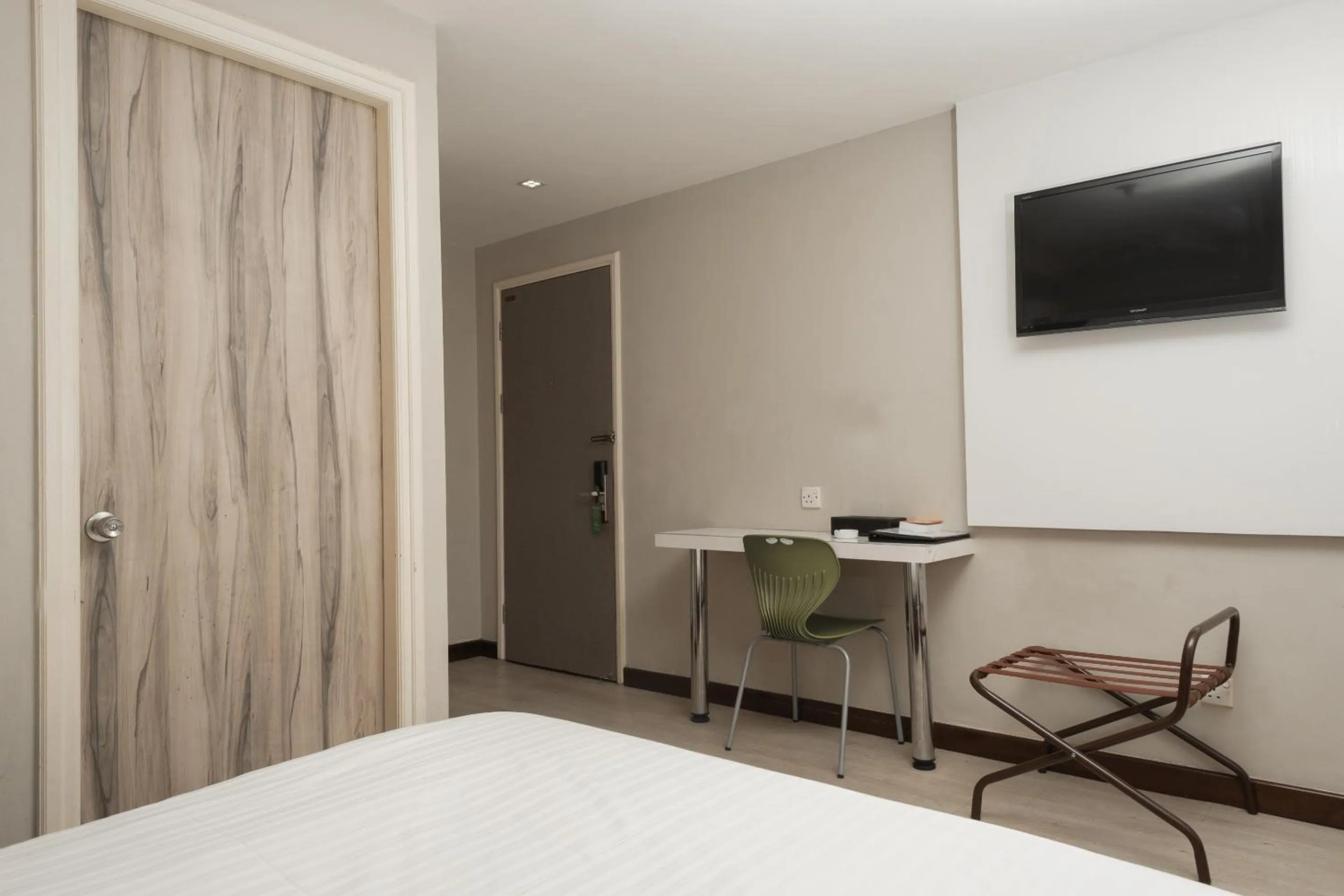 Bedroom in Capital O 90083 Riverfront Inn