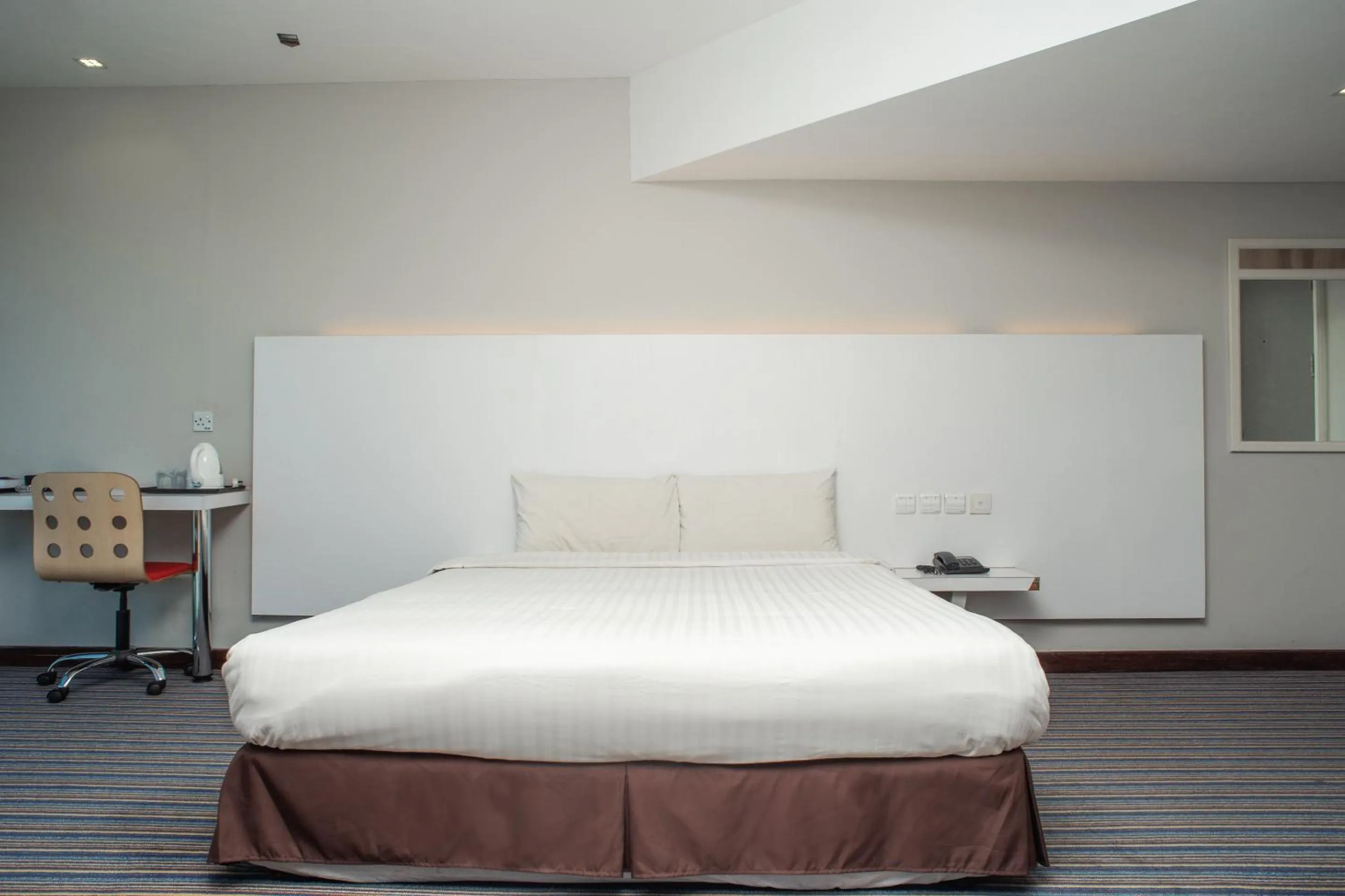 Bedroom in Capital O 90083 Riverfront Inn