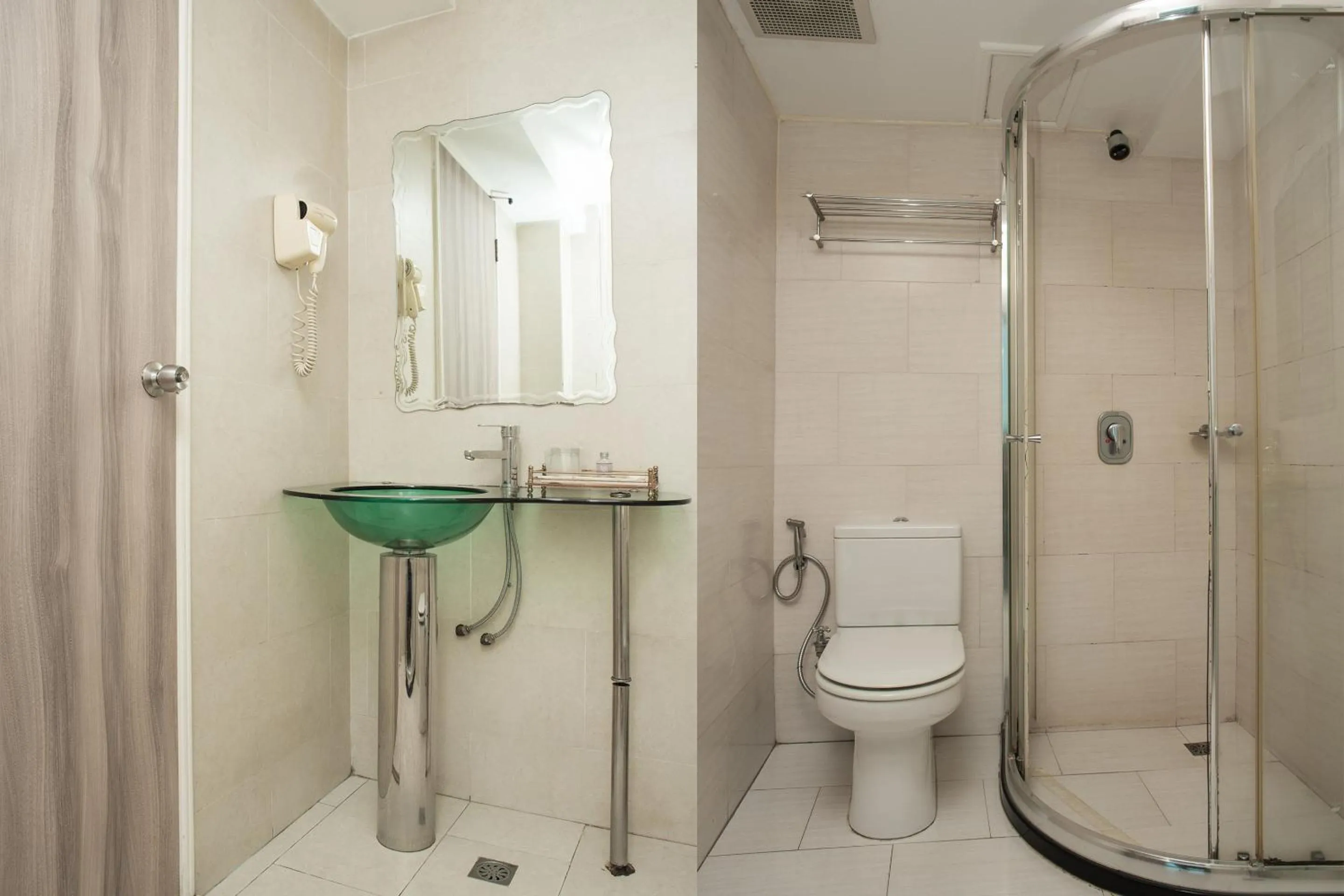 Bathroom in Capital O 90083 Riverfront Inn