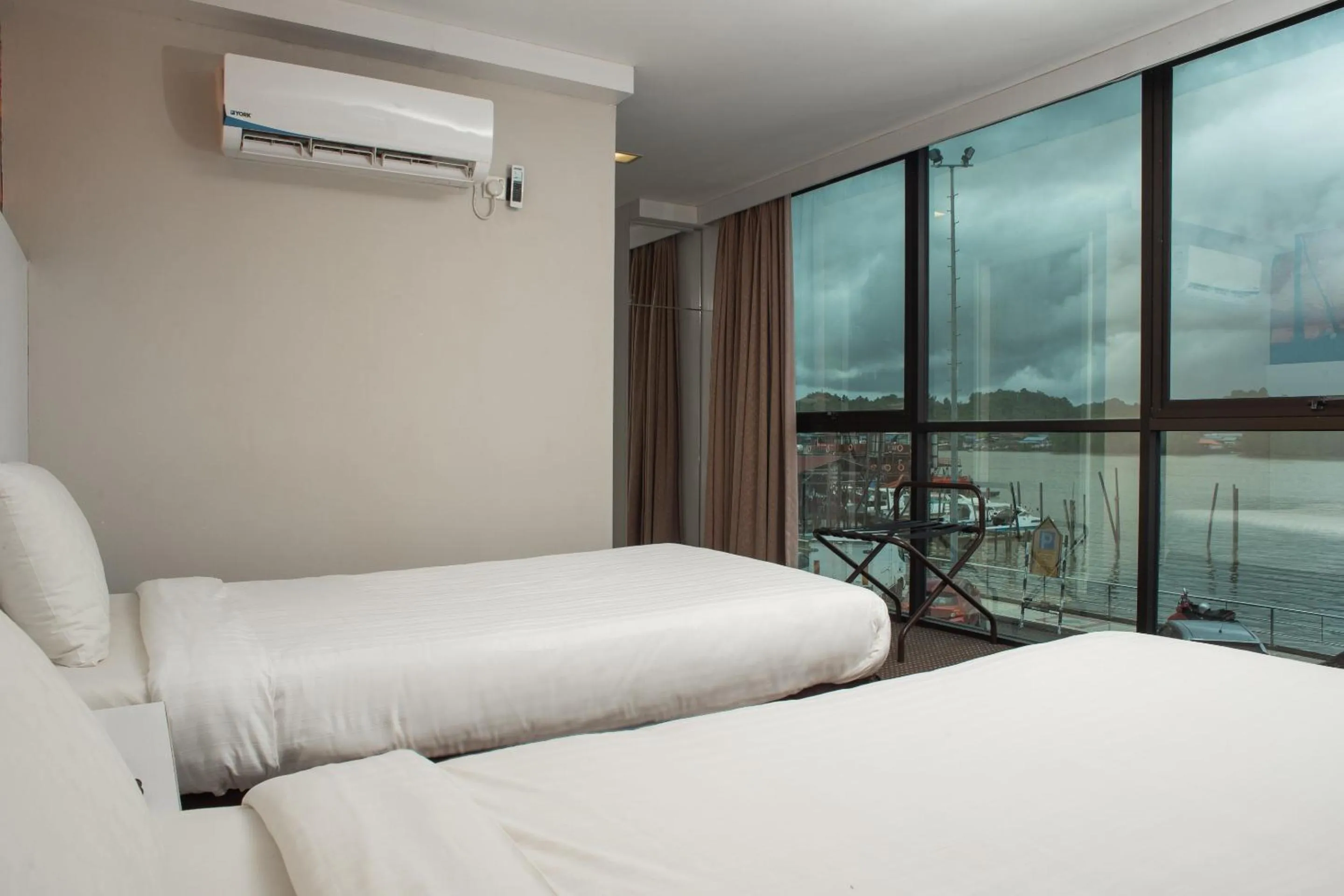 Bedroom in Capital O 90083 Riverfront Inn