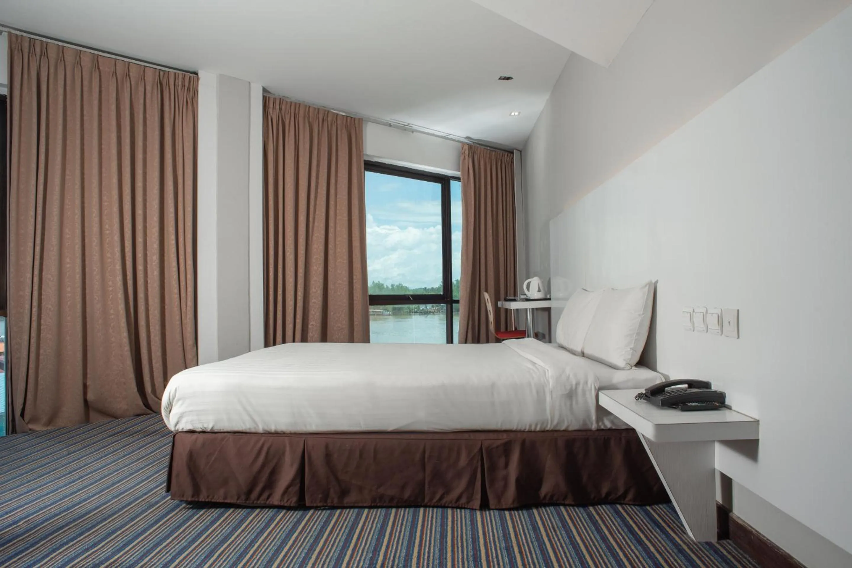 Bedroom in Capital O 90083 Riverfront Inn