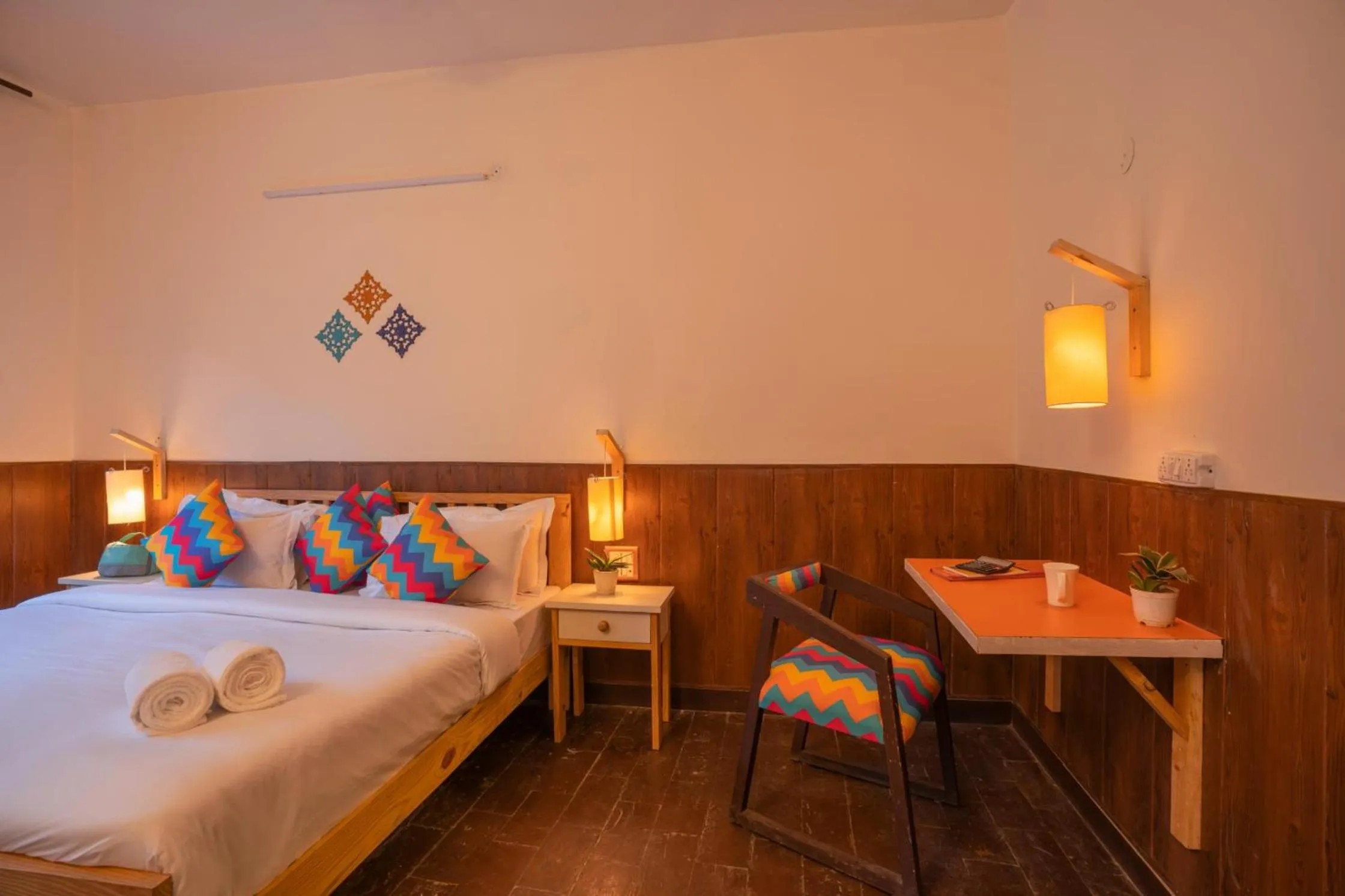 Bed in goSTOPS Dehradun, Maldevta