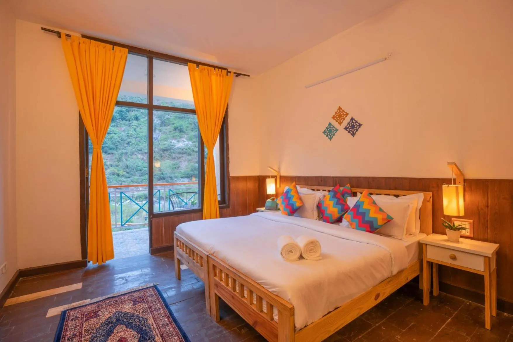 Bed in goSTOPS Dehradun, Maldevta