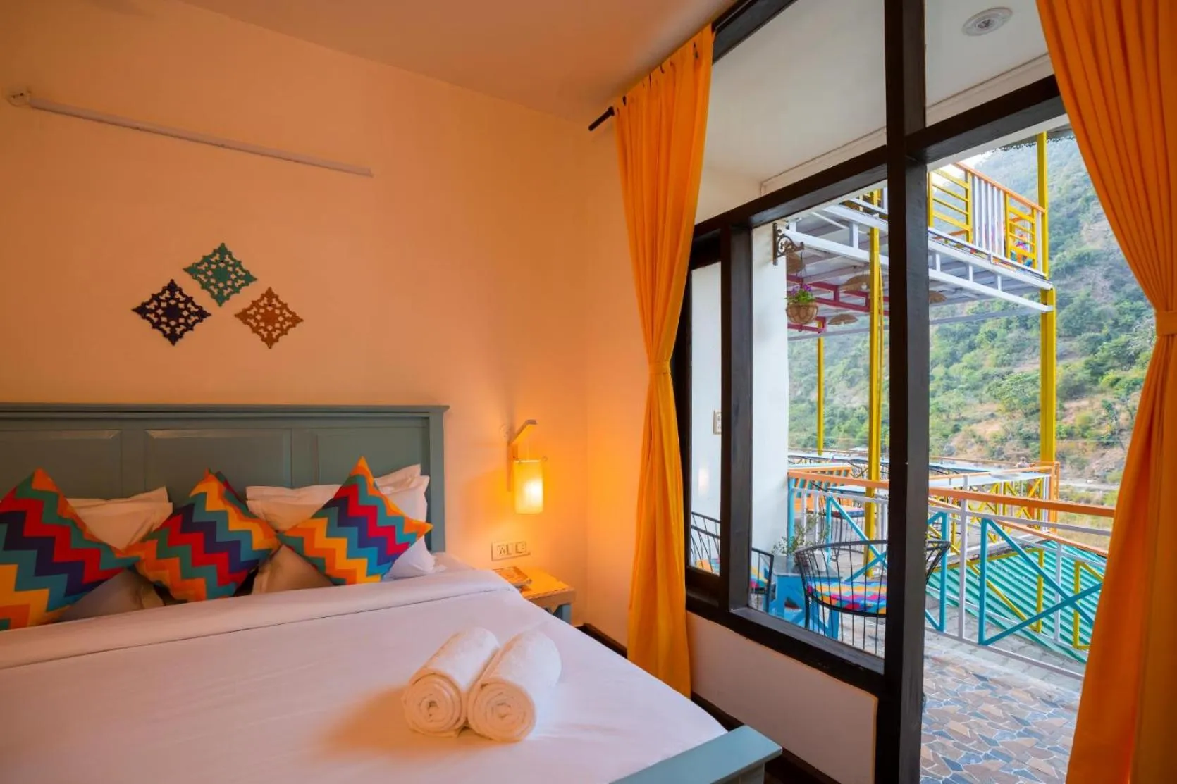 Bed in goSTOPS Dehradun, Maldevta