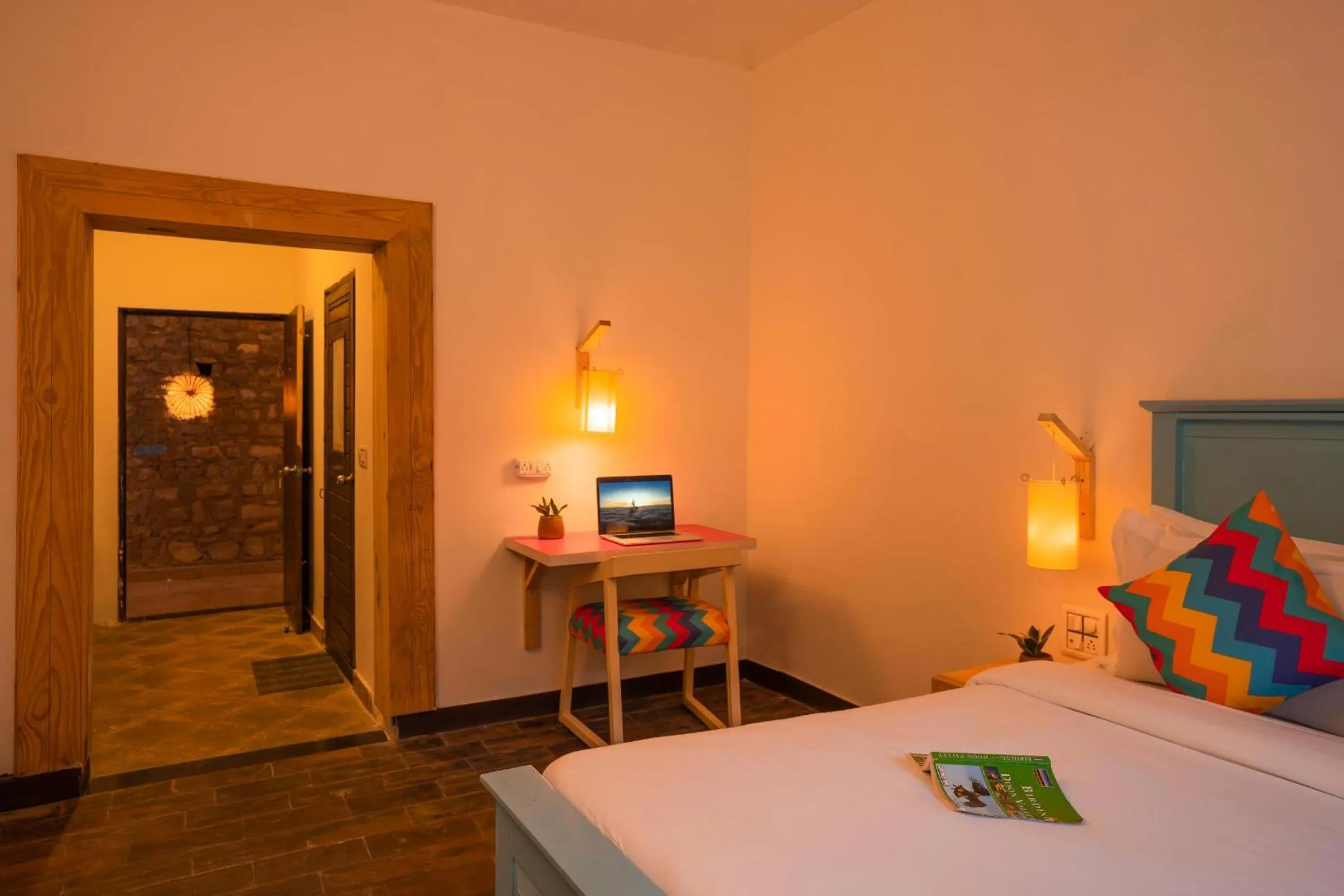 Bed in goSTOPS Dehradun, Maldevta